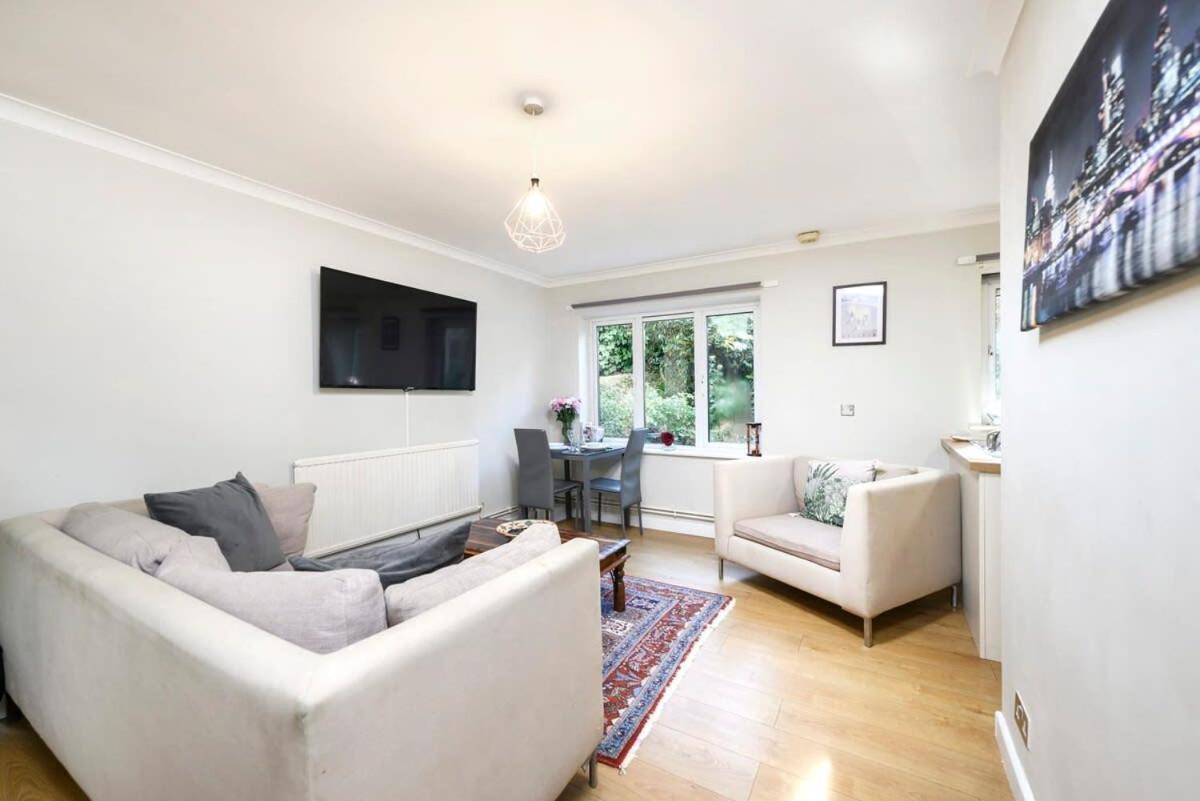 Apartment One Bedroom With Parking Slough