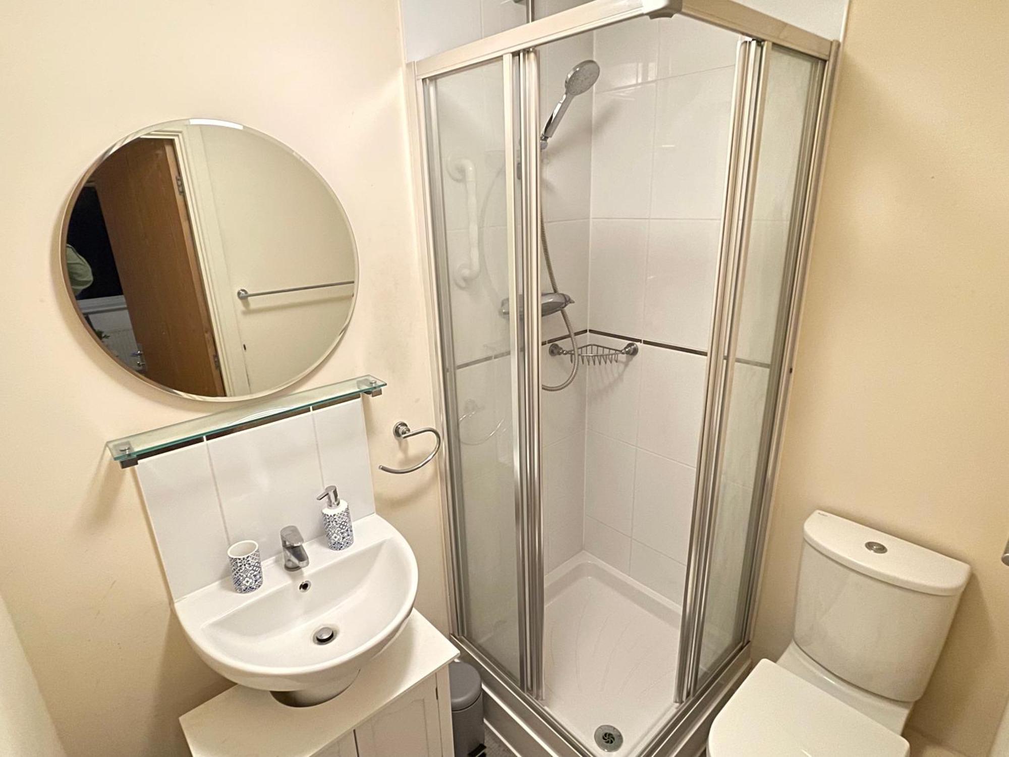 Homestay Solus By Windsor, Heathrow, And Pinewood - Comfy Bedroom With Ensuite Bathroom, Wifi, Parking