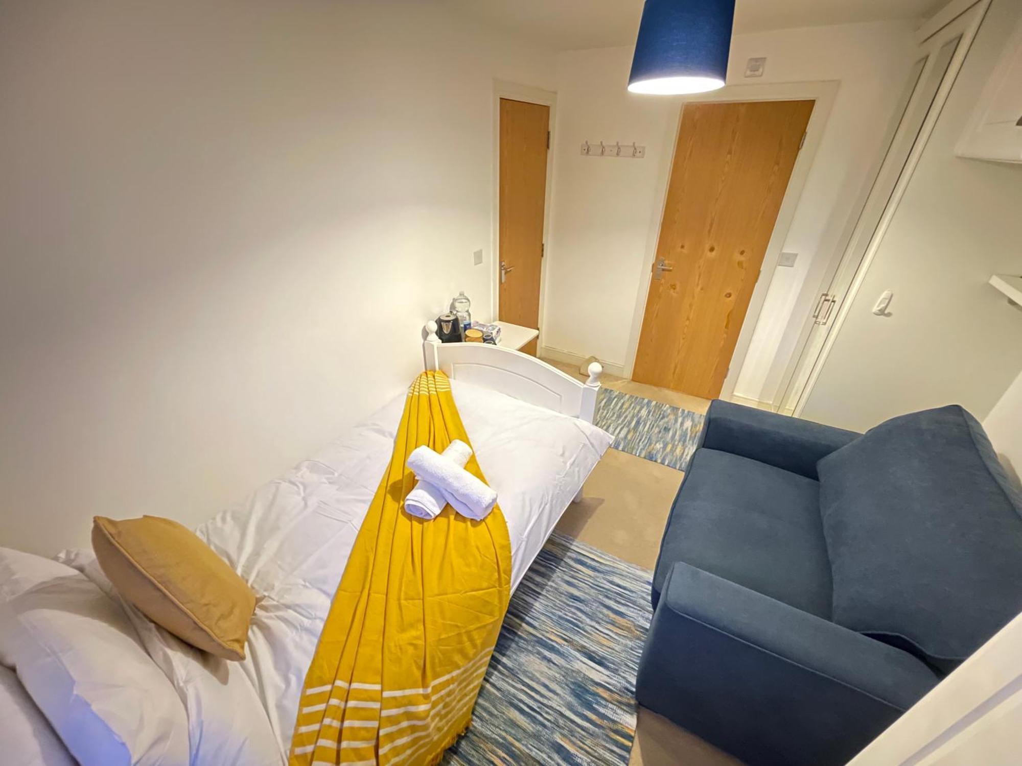 Solus By Windsor, Heathrow, And Pinewood - Comfy Bedroom With Ensuite Bathroom, Wifi, Parking Homestay *