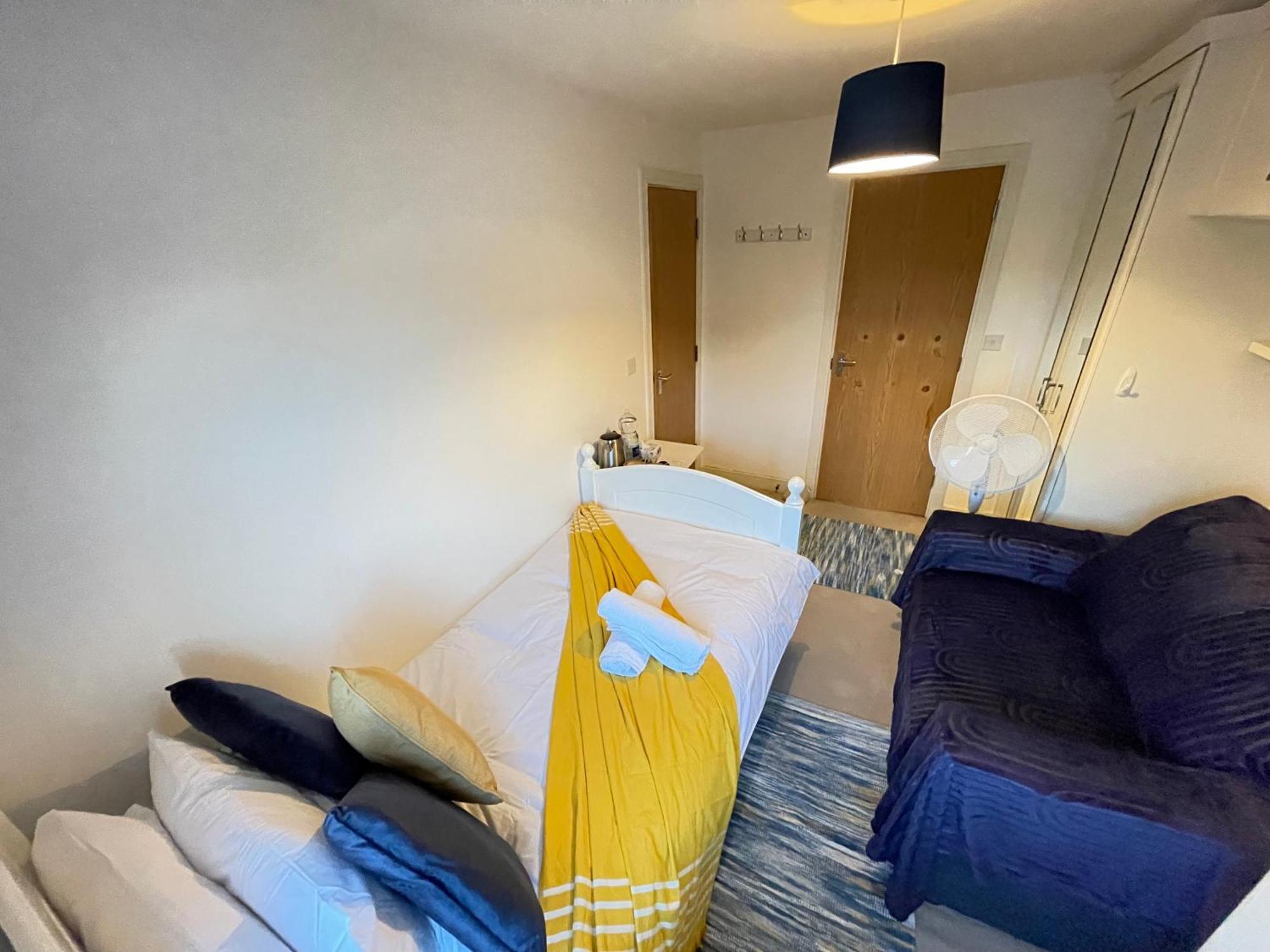 Homestay Solus By Windsor, Heathrow, And Pinewood - Comfy Bedroom With Ensuite Bathroom, Wifi, Parking *