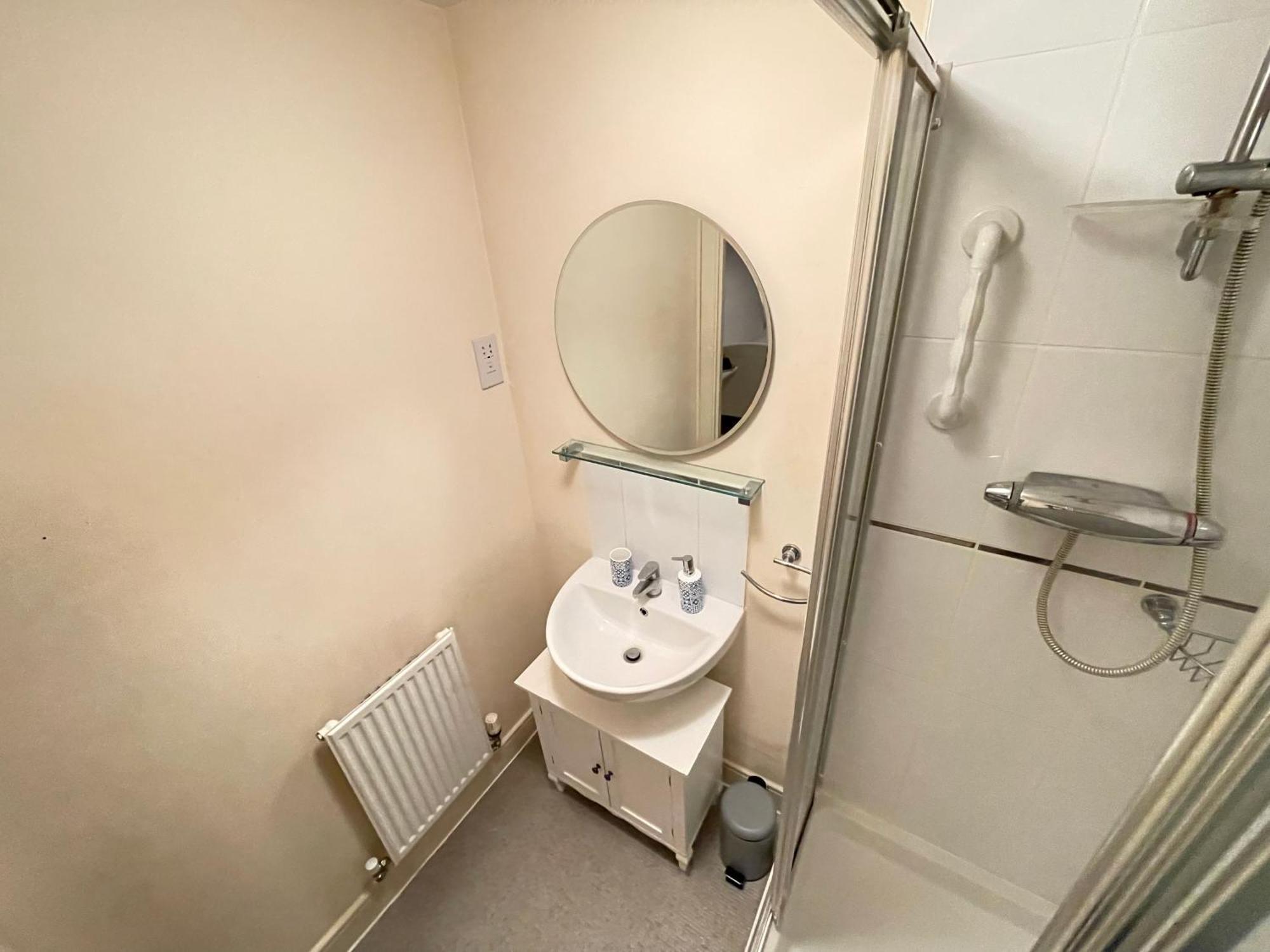 Solus By Windsor, Heathrow, And Pinewood - Comfy Bedroom With Ensuite Bathroom, Wifi, Parking Homestay *