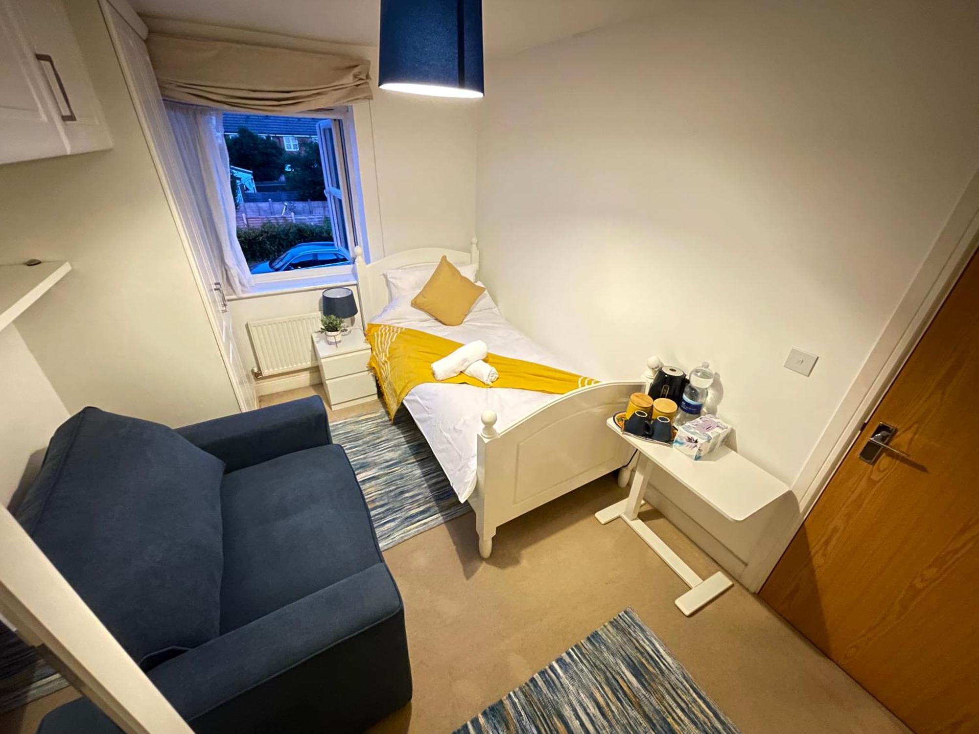 Homestay Solus By Windsor, Heathrow, And Pinewood - Comfy Bedroom With Ensuite Bathroom, Wifi, Parking *