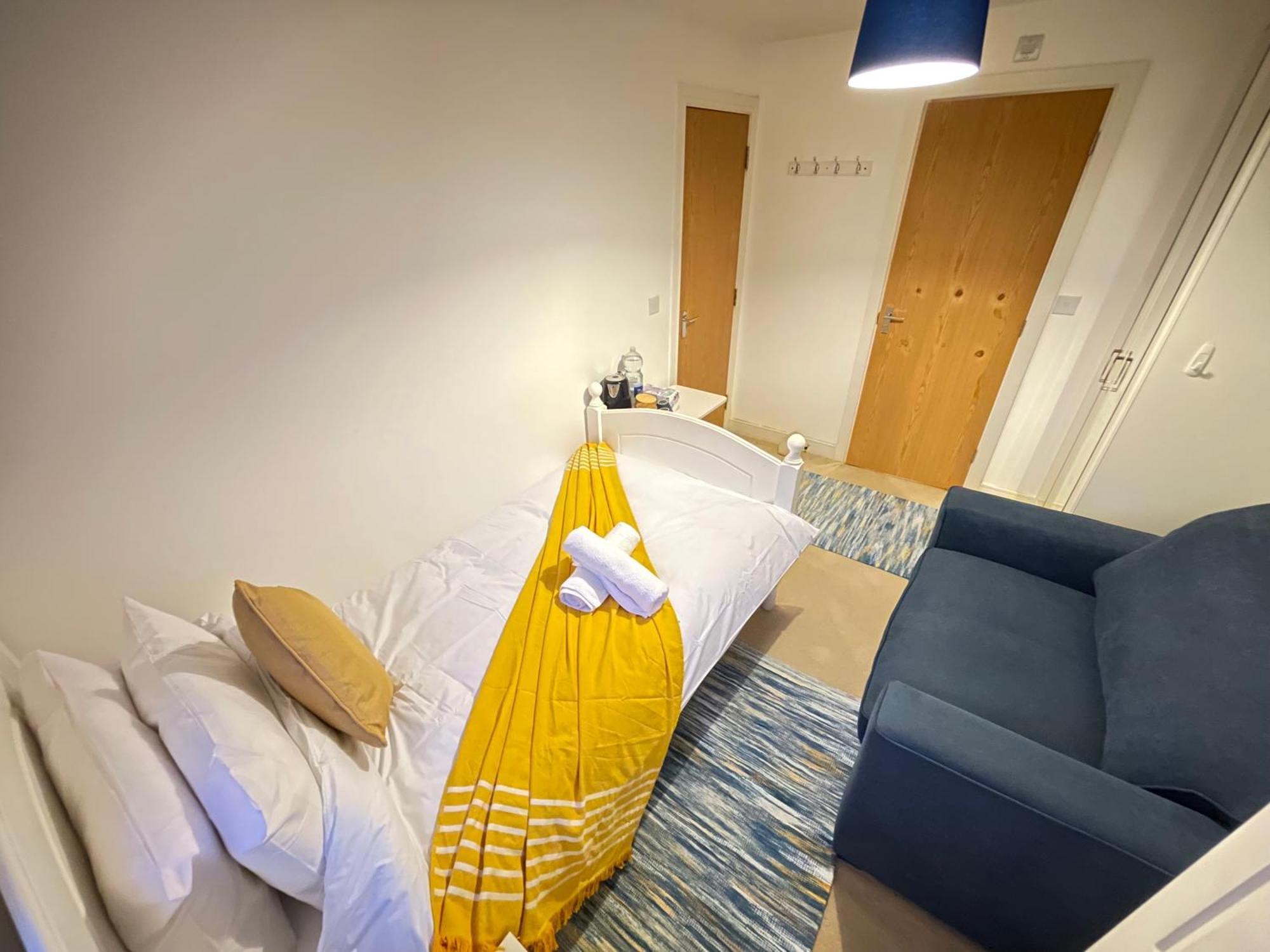 Solus By Windsor, Heathrow, And Pinewood - Comfy Bedroom With Ensuite Bathroom, Wifi, Parking Homestay *