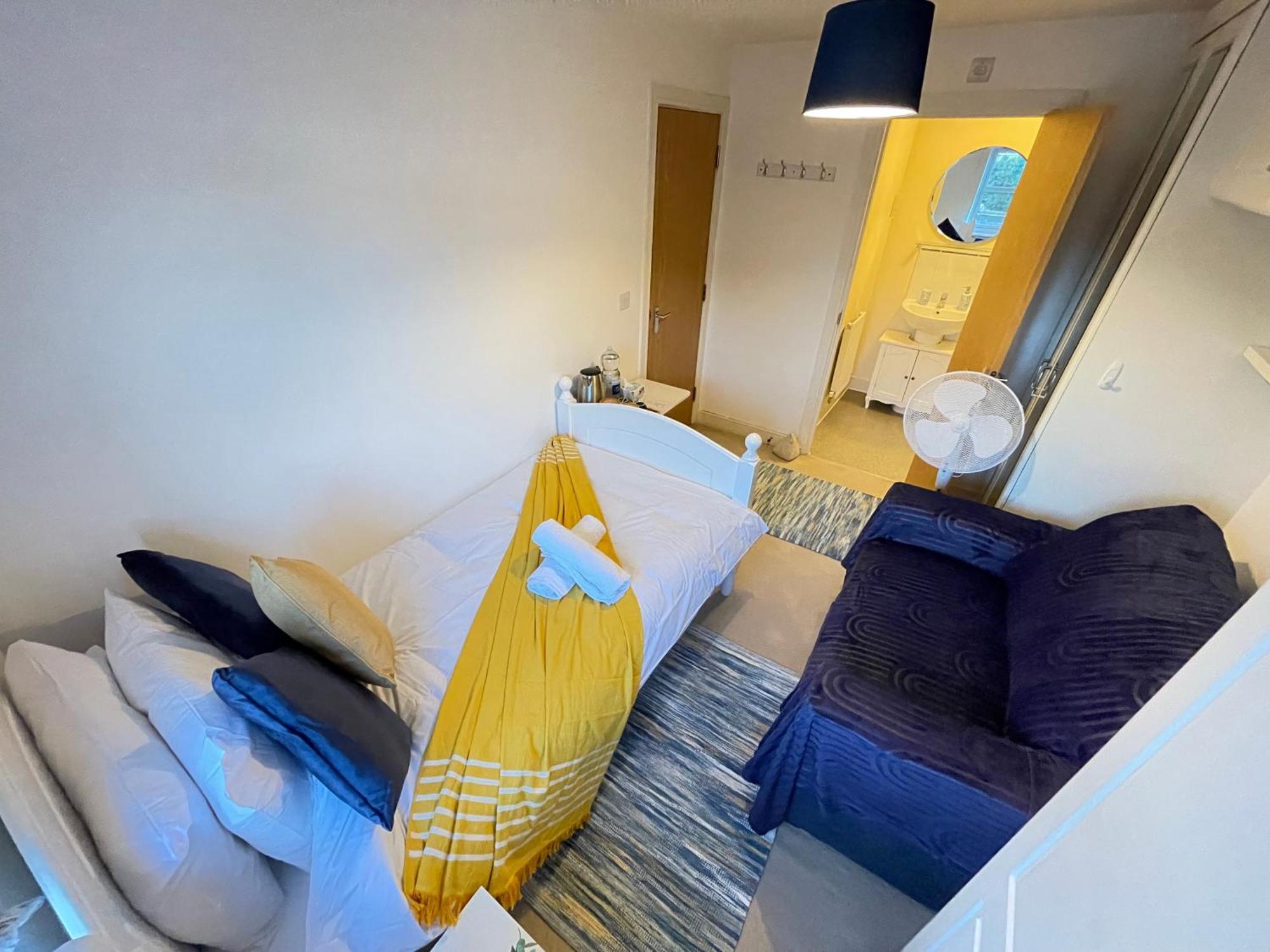 Homestay Solus By Windsor, Heathrow, And Pinewood - Comfy Bedroom With Ensuite Bathroom, Wifi, Parking Slough