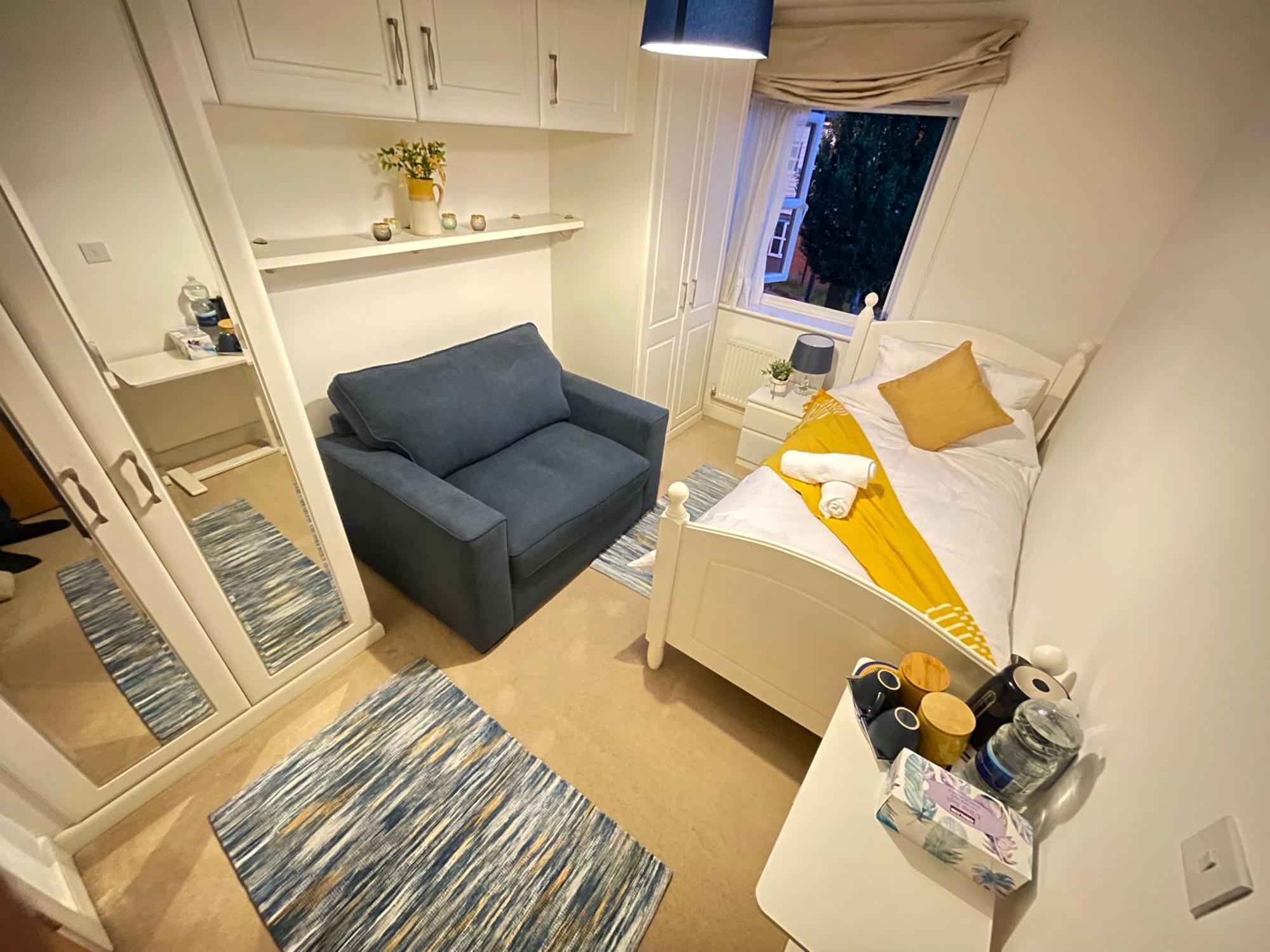 Homestay Solus By Windsor, Heathrow, And Pinewood - Comfy Bedroom With Ensuite Bathroom, Wifi, Parking Slough