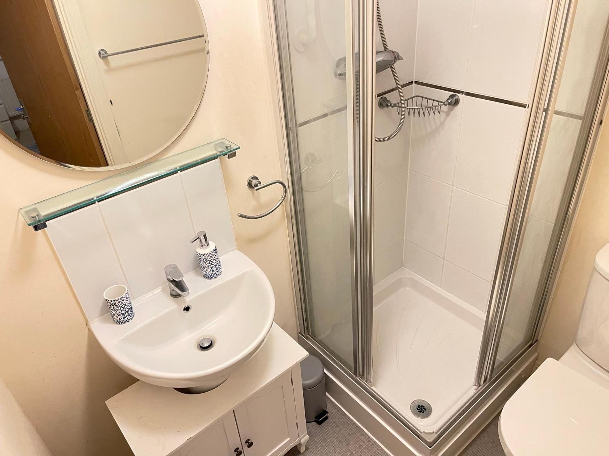 Homestay Solus By Windsor, Heathrow, And Pinewood - Comfy Bedroom With Ensuite Bathroom, Wifi, Parking *
