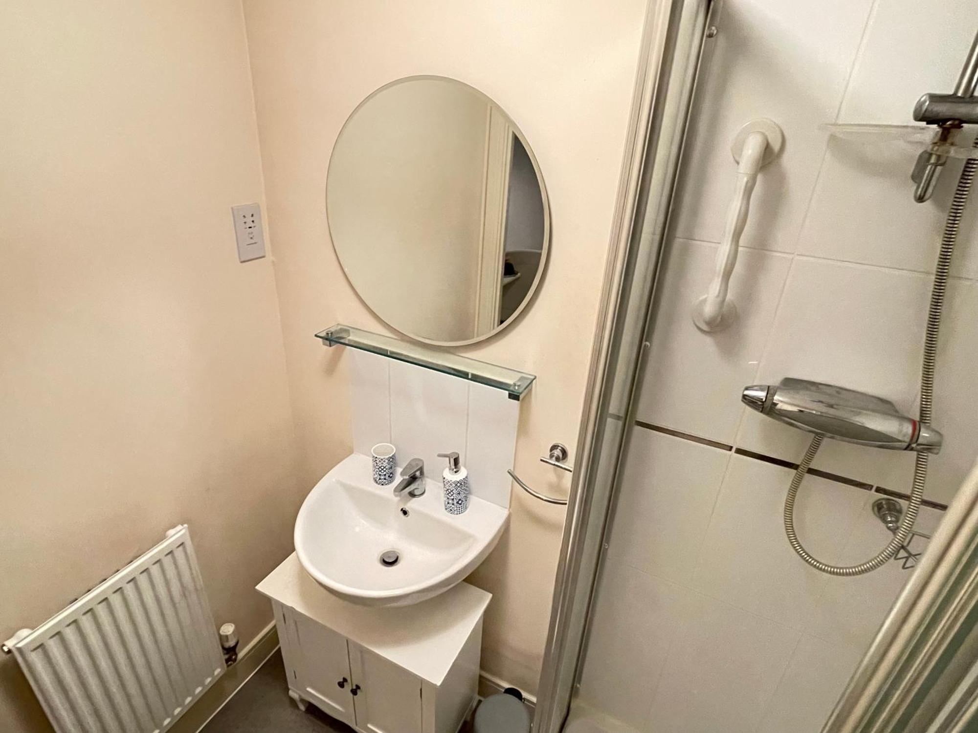 Solus By Windsor, Heathrow, And Pinewood - Comfy Bedroom With Ensuite Bathroom, Wifi, Parking