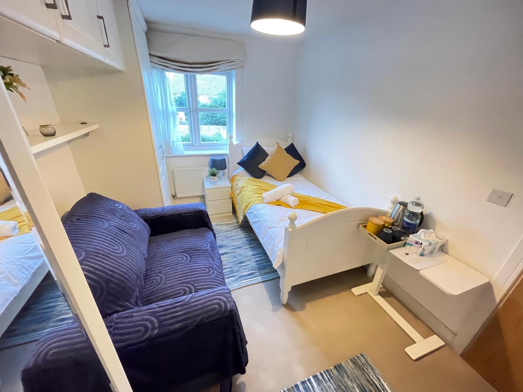 Homestay Solus By Windsor, Heathrow, And Pinewood - Comfy Bedroom With Ensuite Bathroom, Wifi, Parking Slough