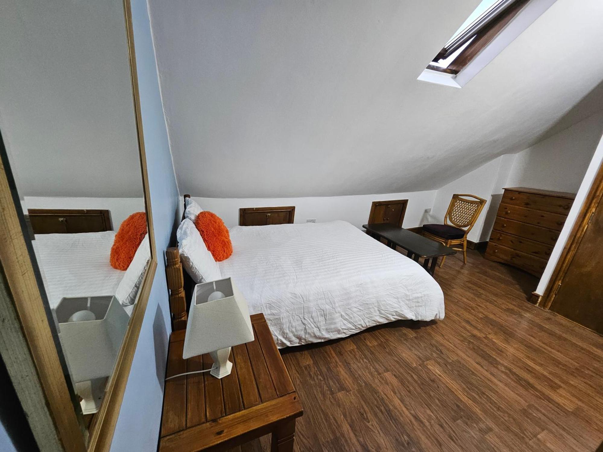 6 Bedrooms Legoland Windsor Heathrow Sleep 10 * Slough