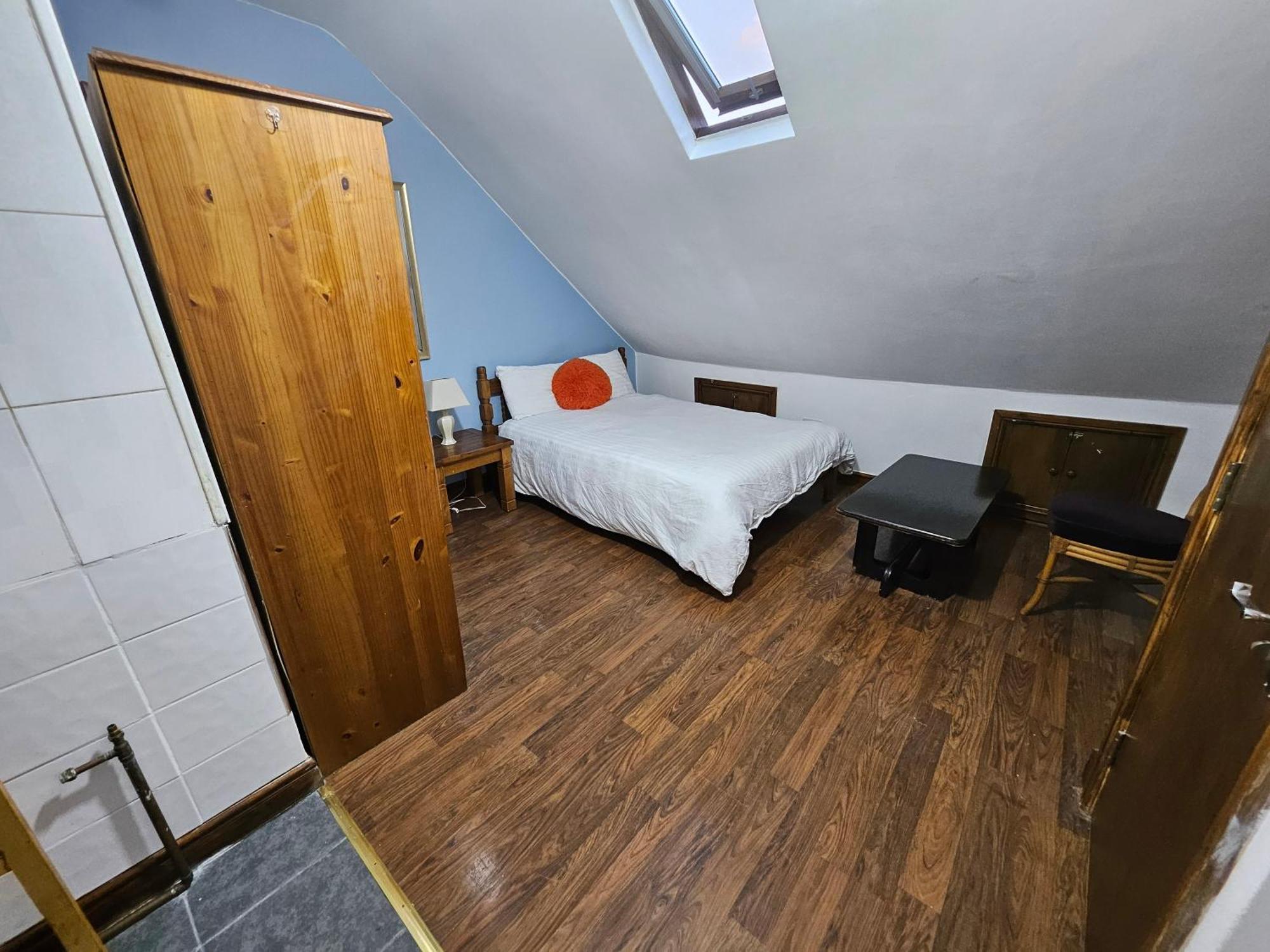 6 Bedrooms Legoland Windsor Heathrow Sleep 10