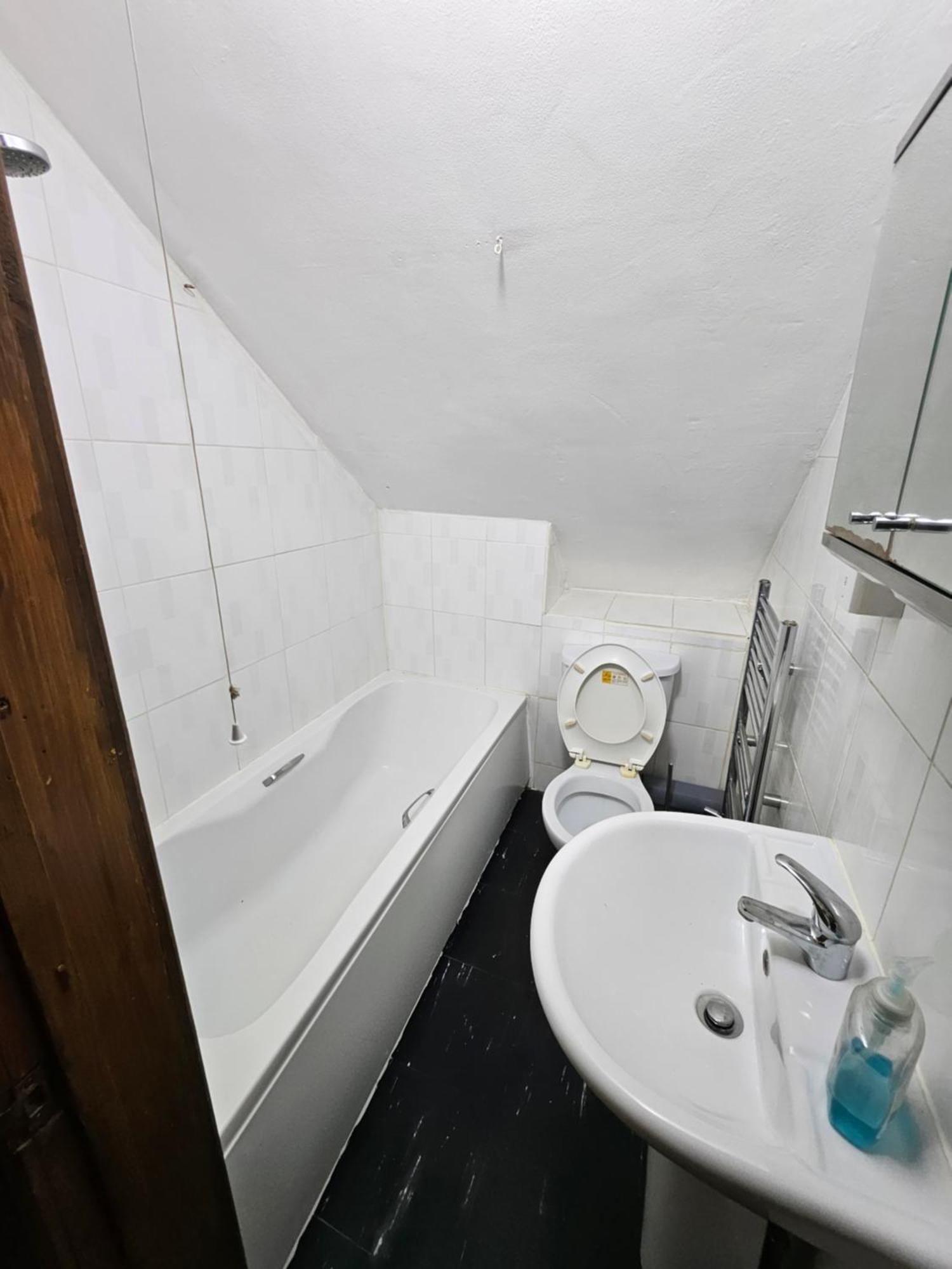 6 Bedrooms Legoland Windsor Heathrow Sleep 10 Slough