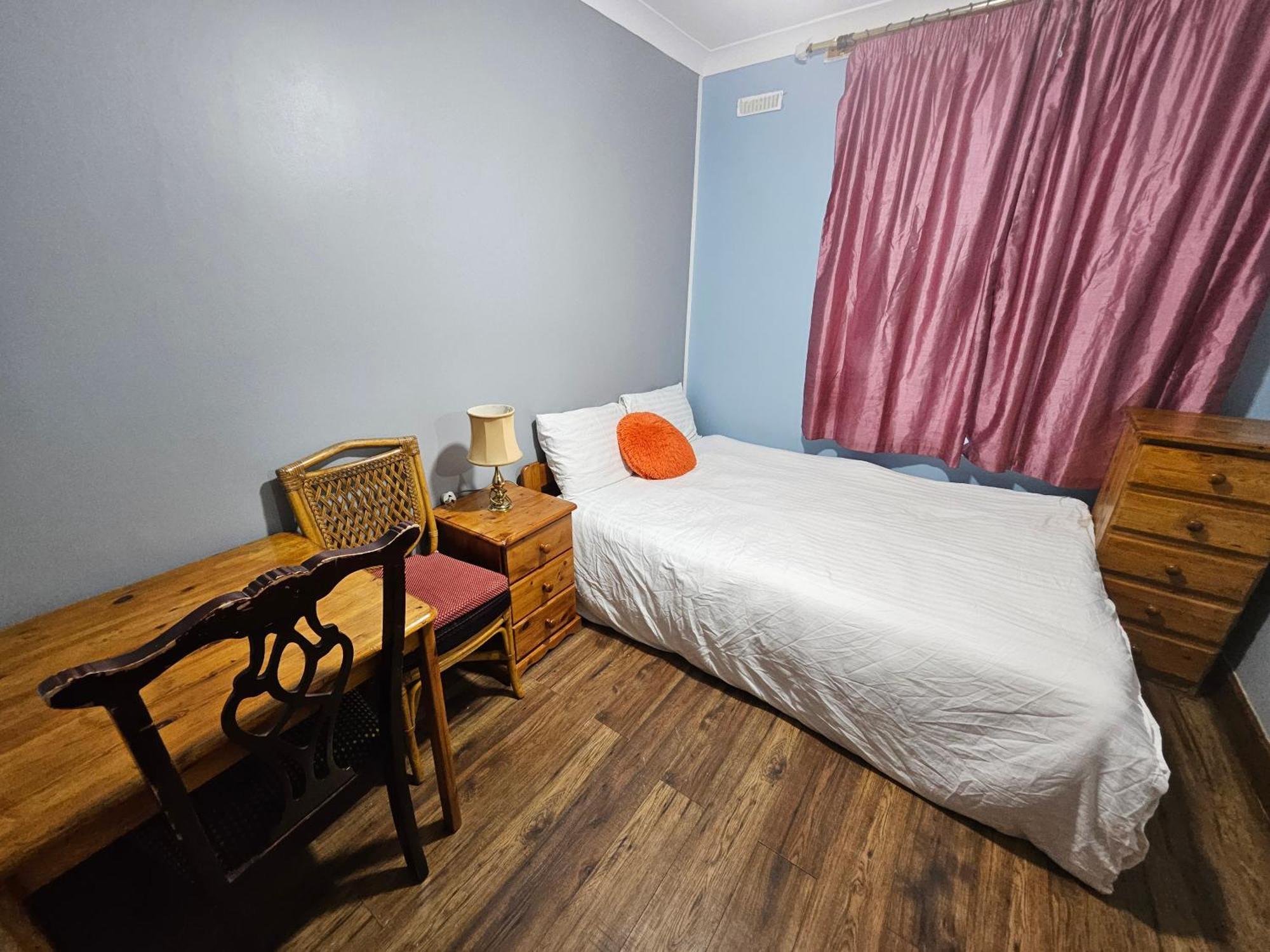 6 Bedrooms Legoland Windsor Heathrow Sleep 10 * Slough