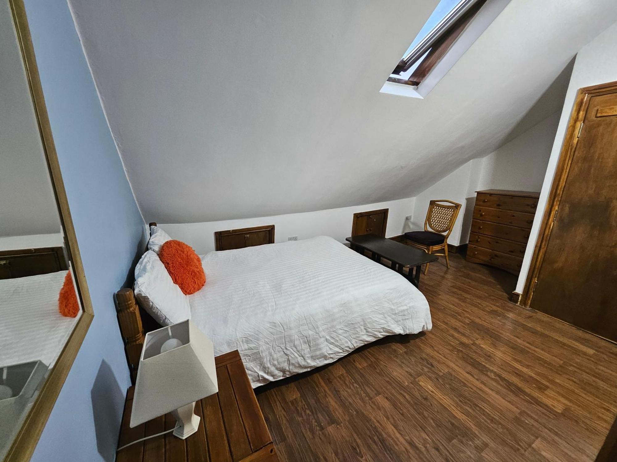 6 Bedrooms Legoland Windsor Heathrow Sleep 10 Holiday home