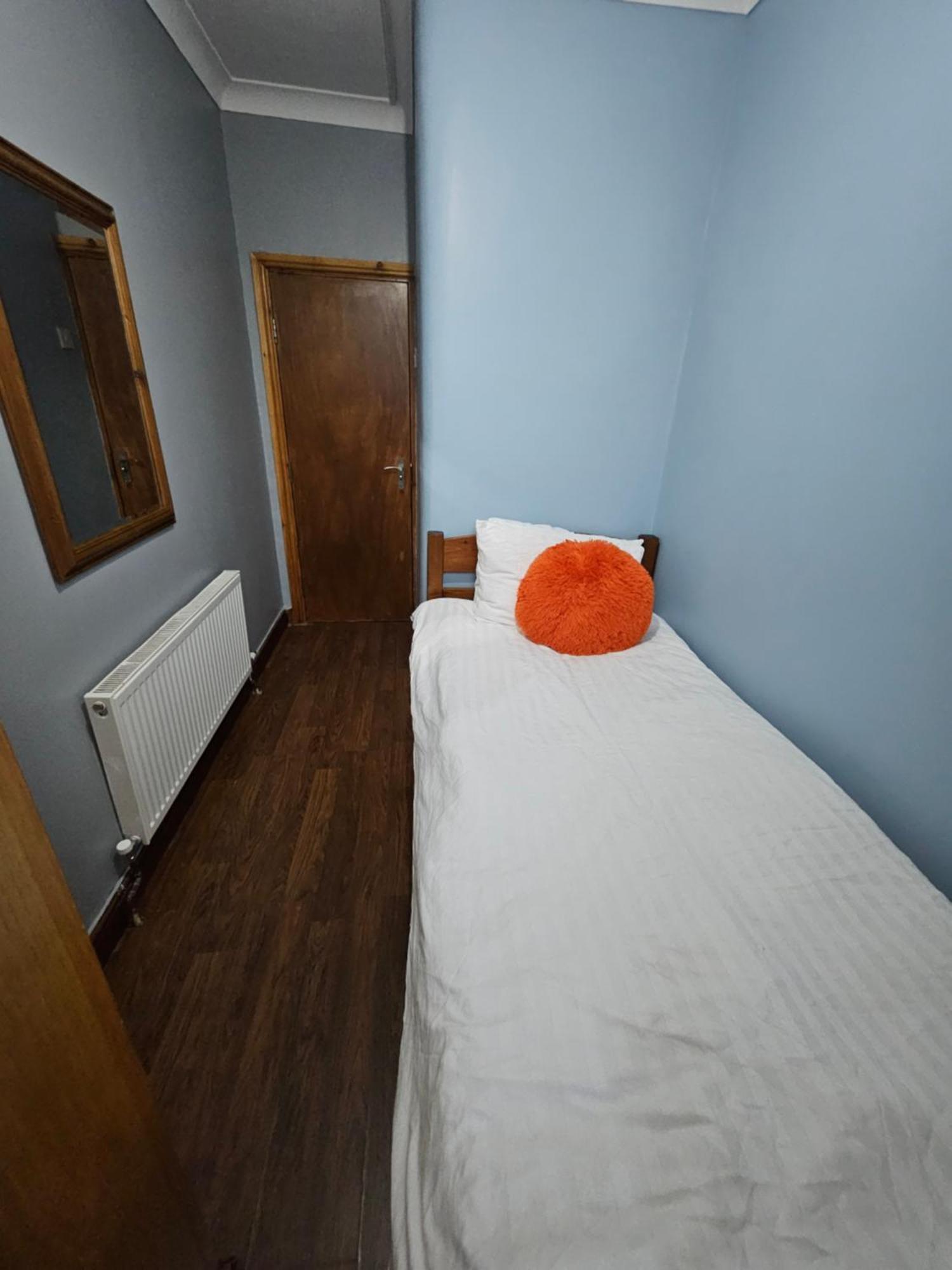 6 Bedrooms Legoland Windsor Heathrow Sleep 10 Holiday home Slough