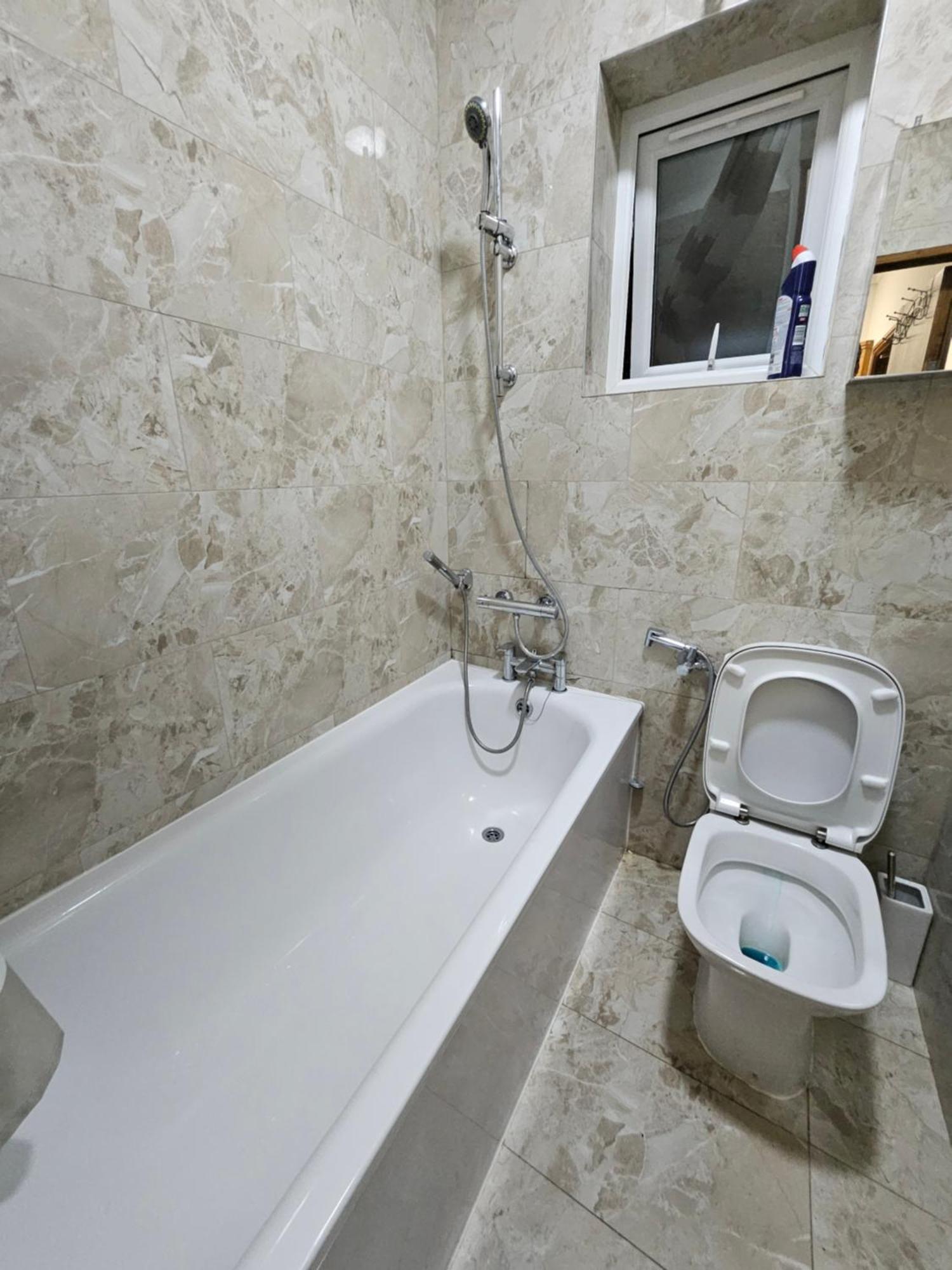 6 Bedrooms Legoland Windsor Heathrow Sleep 10 Holiday home Slough