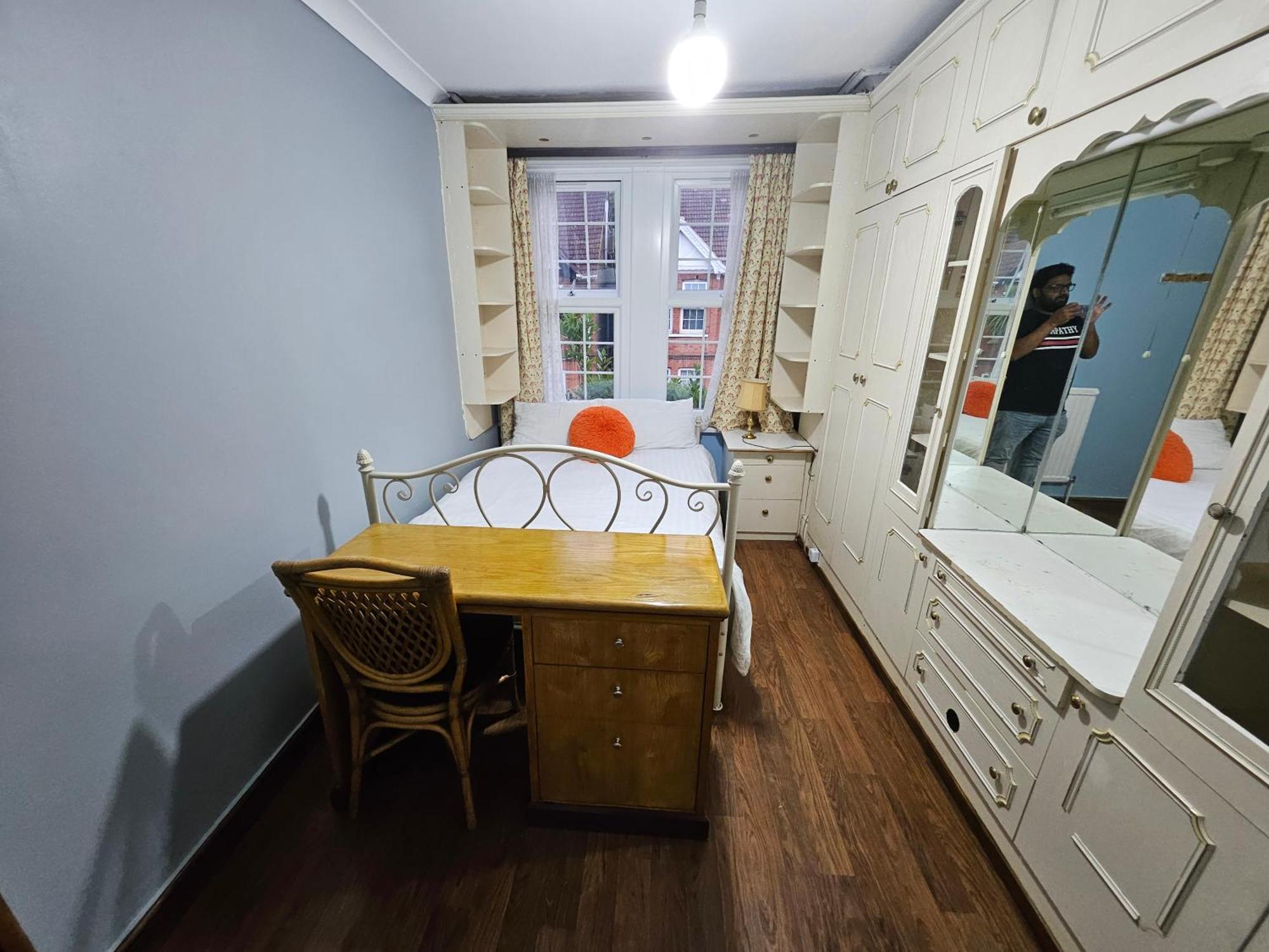 Holiday home 6 Bedrooms Legoland Windsor Heathrow Sleep 10 Slough