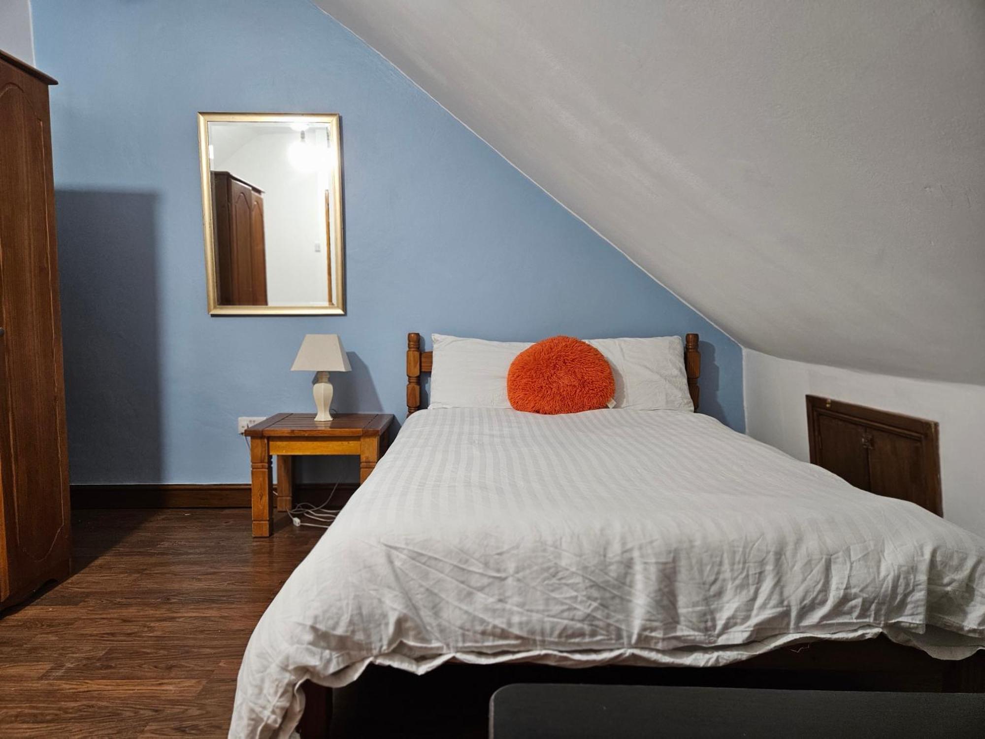 Holiday home 6 Bedrooms Legoland Windsor Heathrow Sleep 10 *