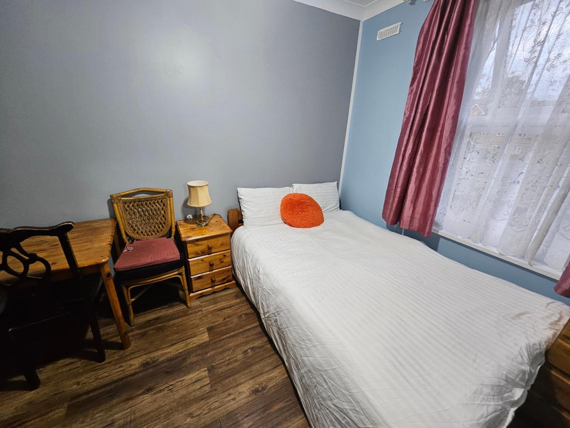 6 Bedrooms Legoland Windsor Heathrow Sleep 10 Holiday home Slough