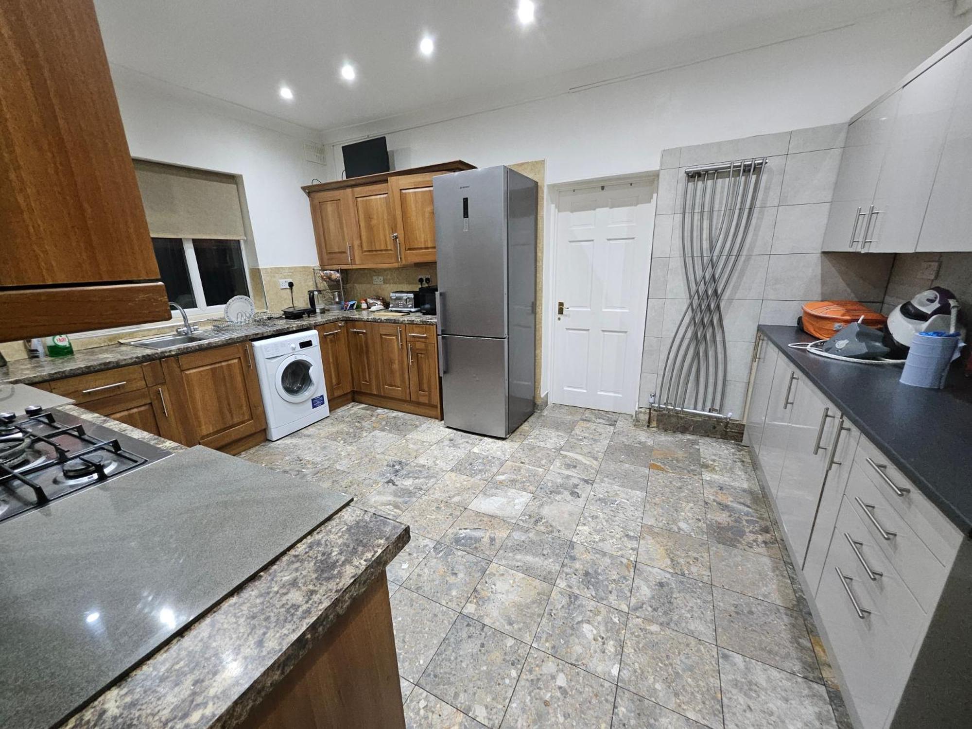 6 Bedrooms Legoland Windsor Heathrow Sleep 10 Holiday home *