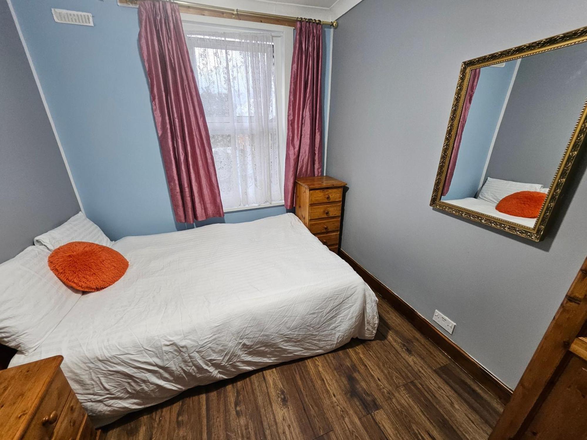 6 Bedrooms Legoland Windsor Heathrow Sleep 10 * Slough