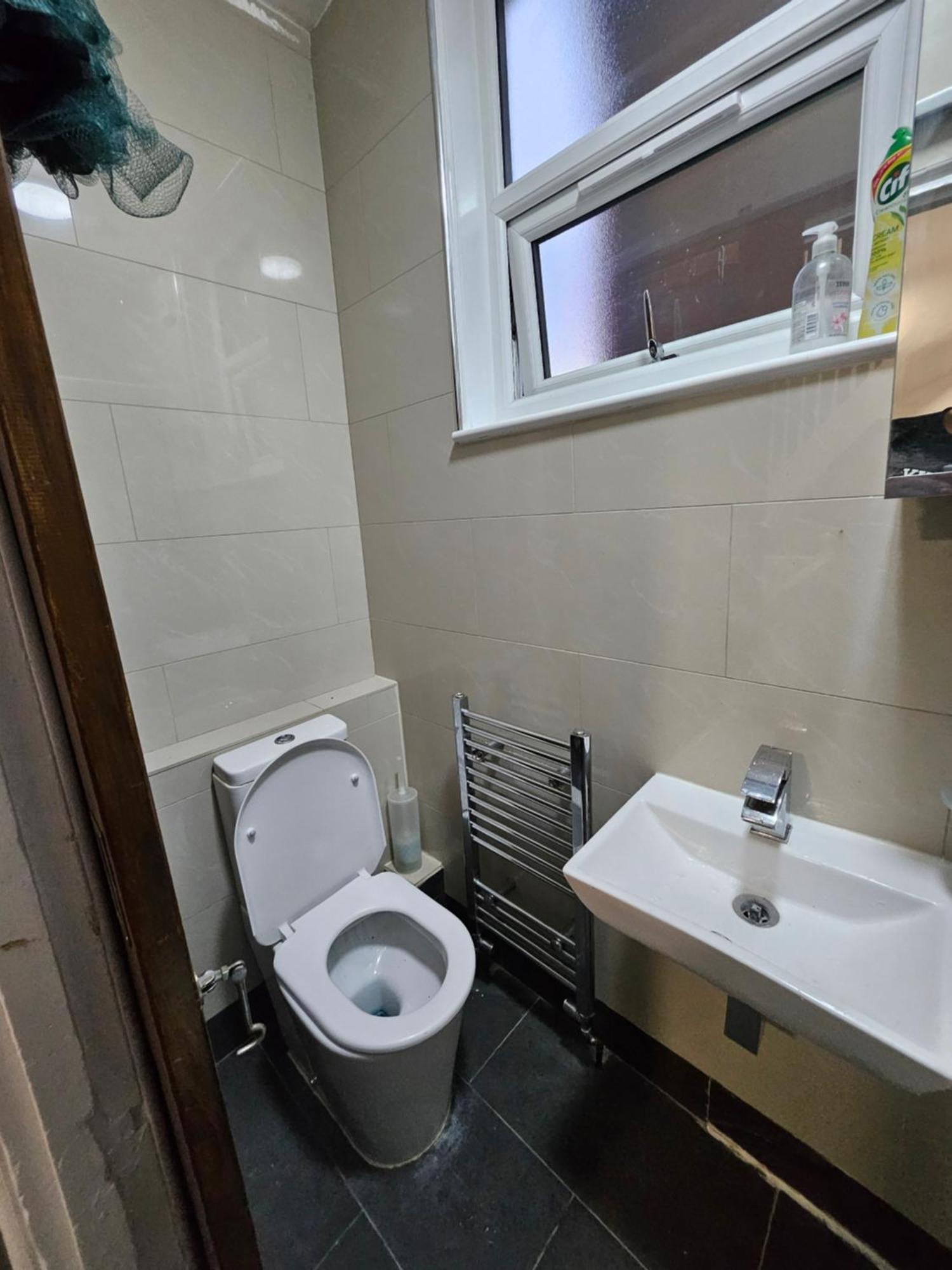 6 Bedrooms Legoland Windsor Heathrow Sleep 10 Holiday home