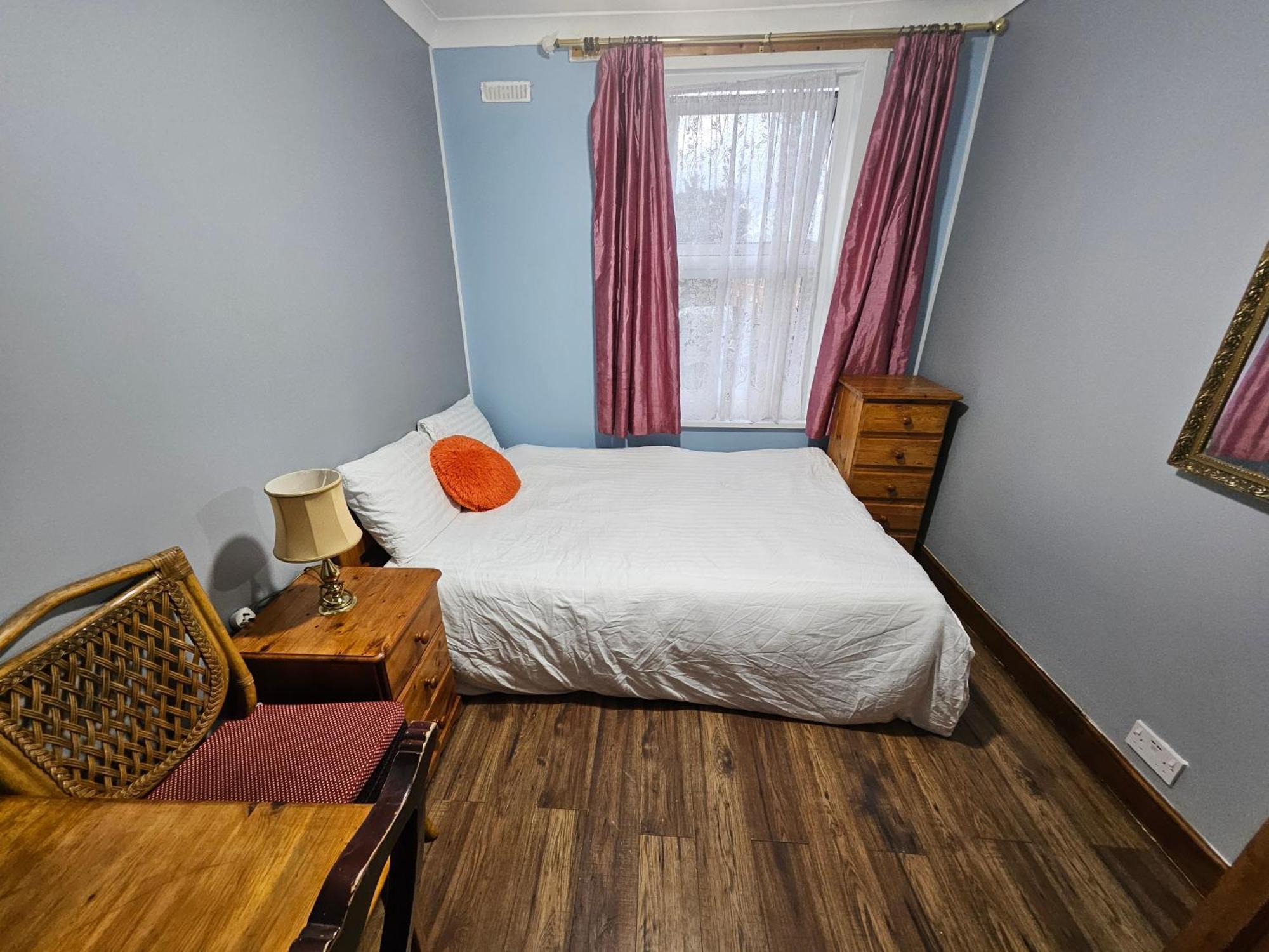 Holiday home 6 Bedrooms Legoland Windsor Heathrow Sleep 10 Slough