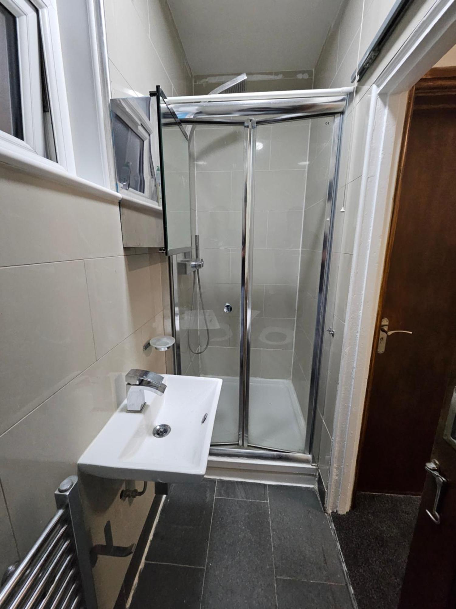 6 Bedrooms Legoland Windsor Heathrow Sleep 10 *