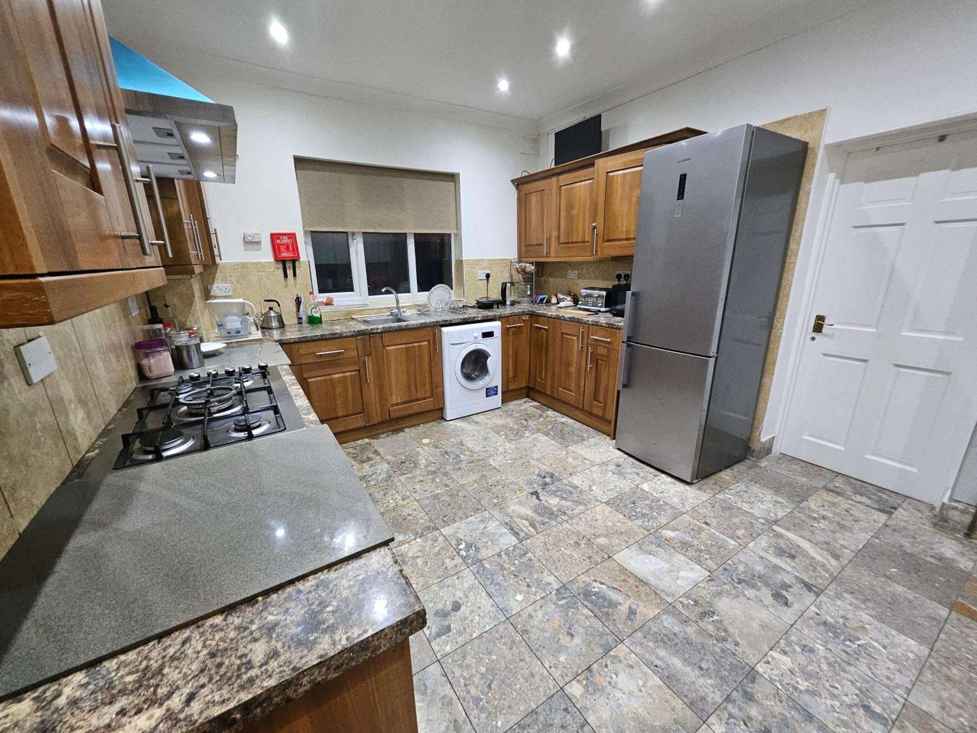 6 Bedrooms Legoland Windsor Heathrow Sleep 10 Holiday home