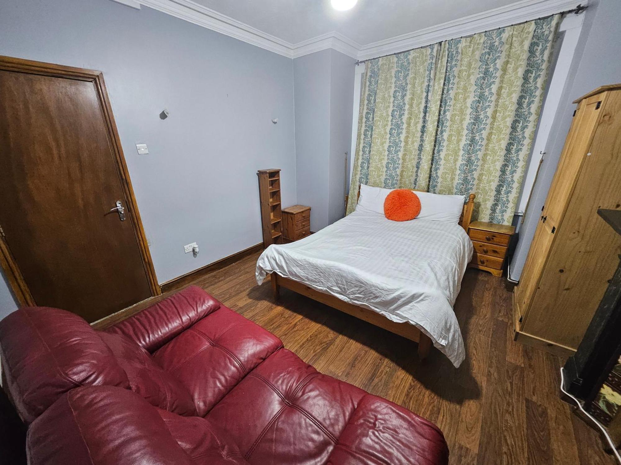 Holiday home 6 Bedrooms Legoland Windsor Heathrow Sleep 10 *