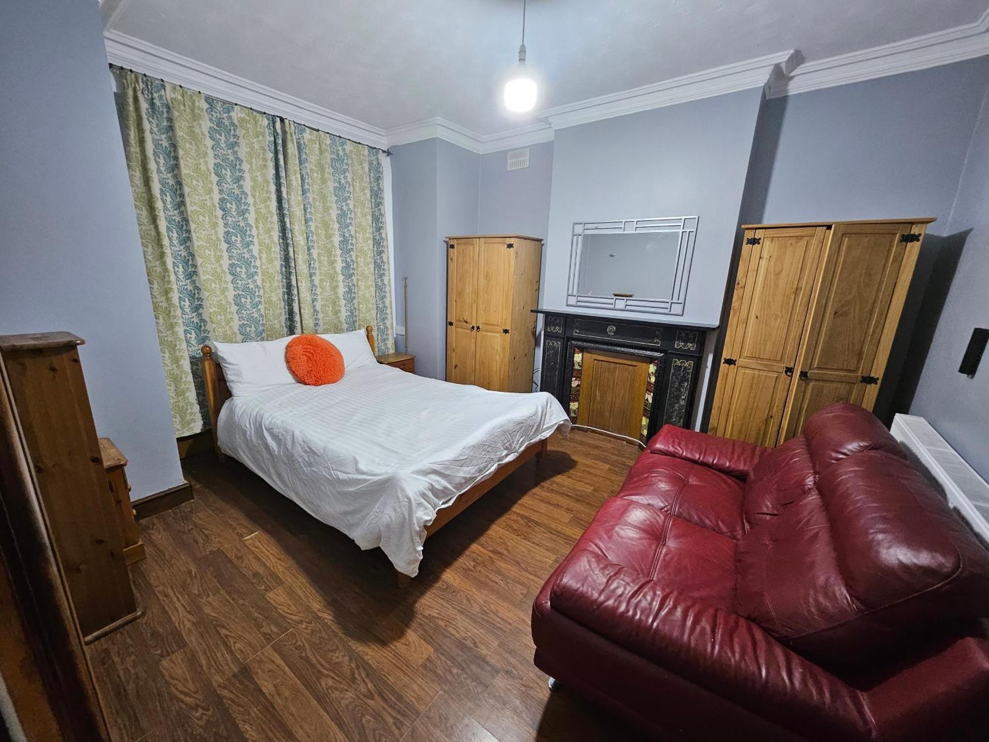 6 Bedrooms Legoland Windsor Heathrow Sleep 10 Holiday home Slough