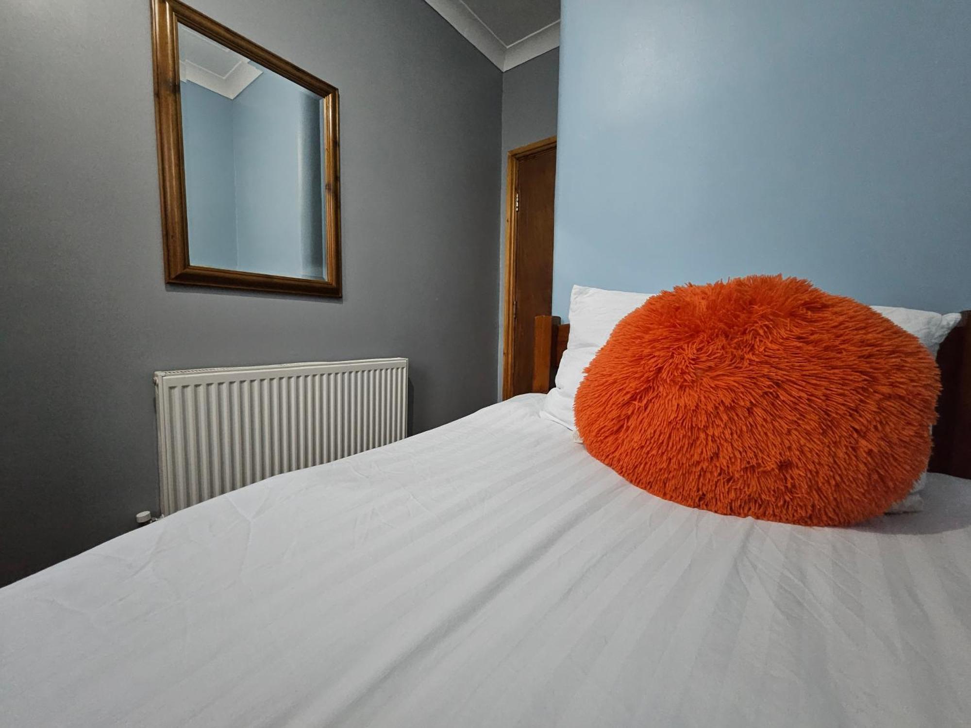 6 Bedrooms Legoland Windsor Heathrow Sleep 10 *