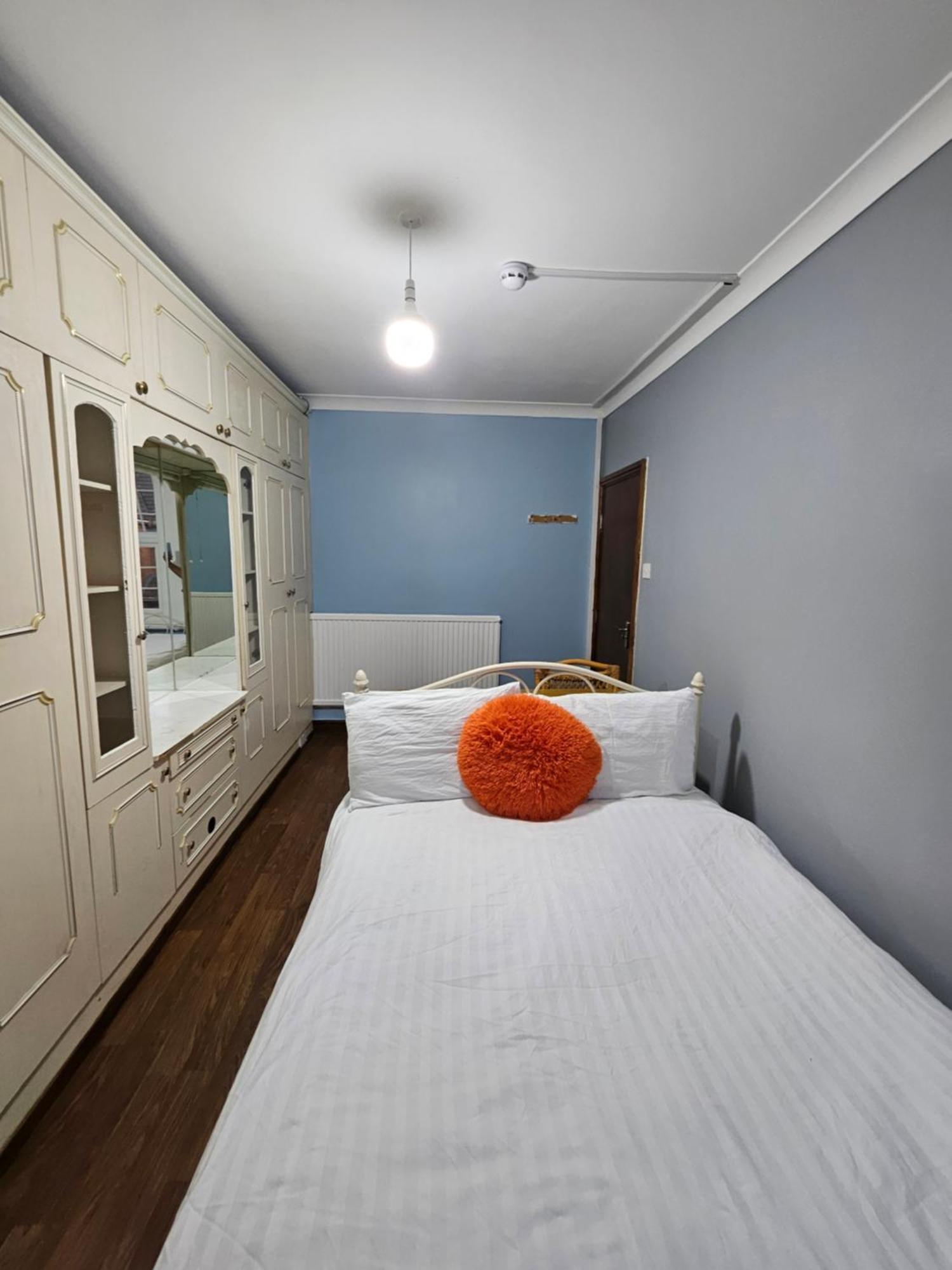 Holiday home 6 Bedrooms Legoland Windsor Heathrow Sleep 10 Slough