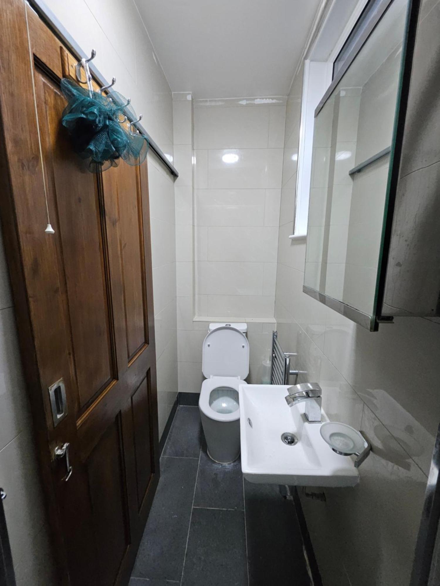 6 Bedrooms Legoland Windsor Heathrow Sleep 10 Holiday home