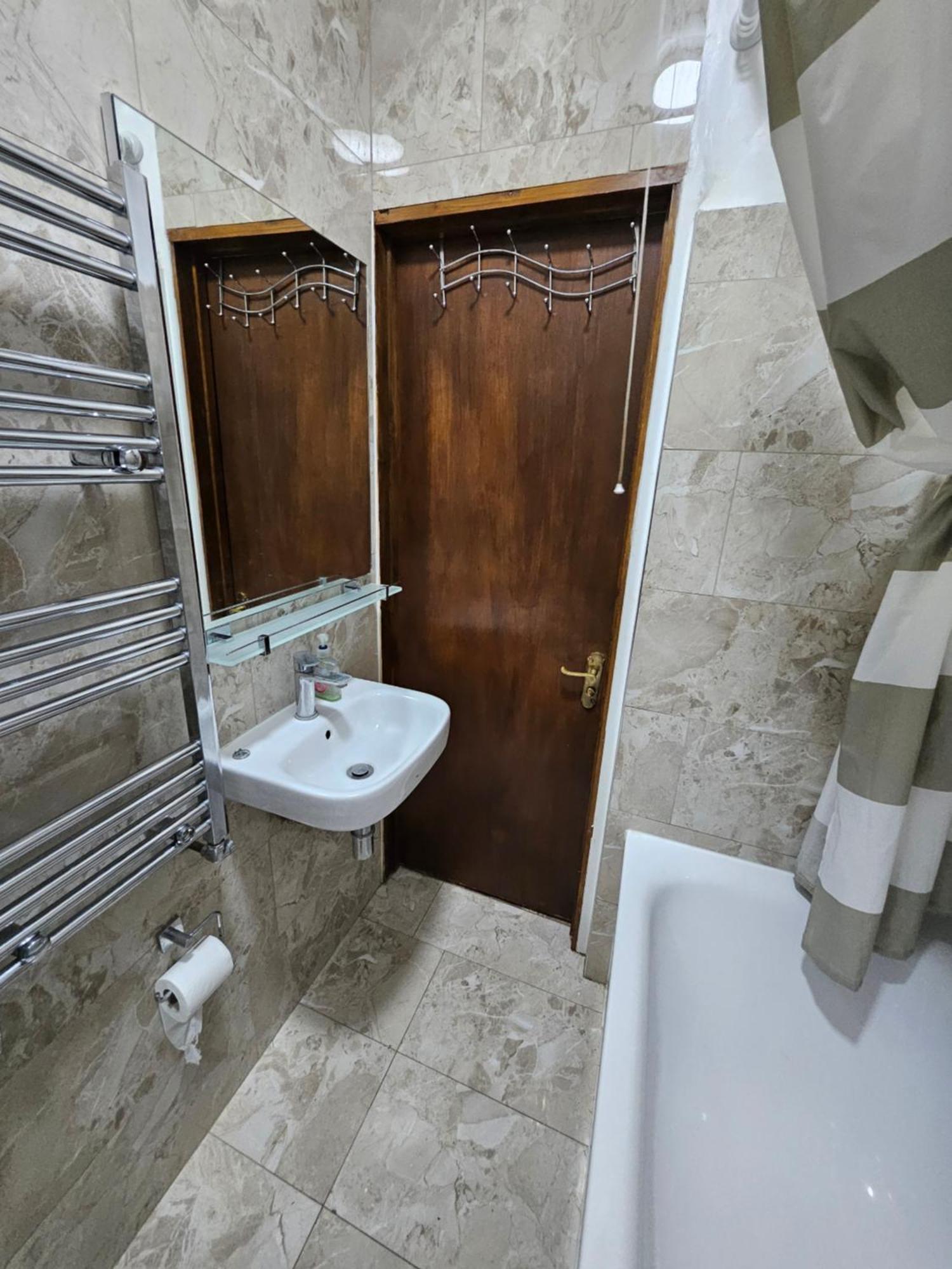 6 Bedrooms Legoland Windsor Heathrow Sleep 10 Holiday home Slough