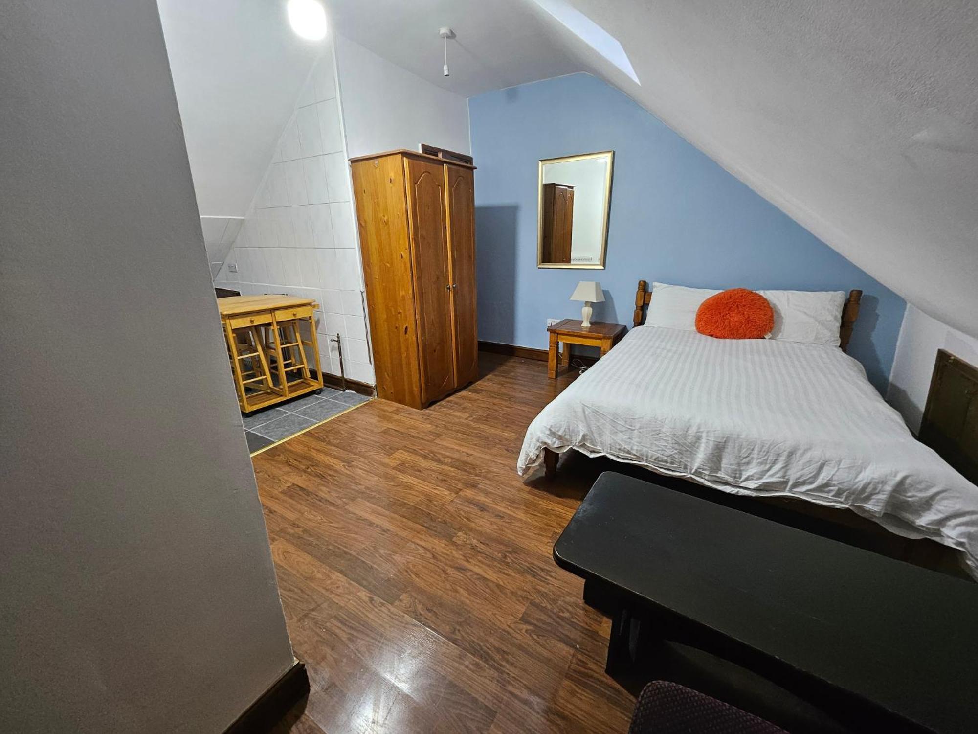 Holiday home 6 Bedrooms Legoland Windsor Heathrow Sleep 10 Slough