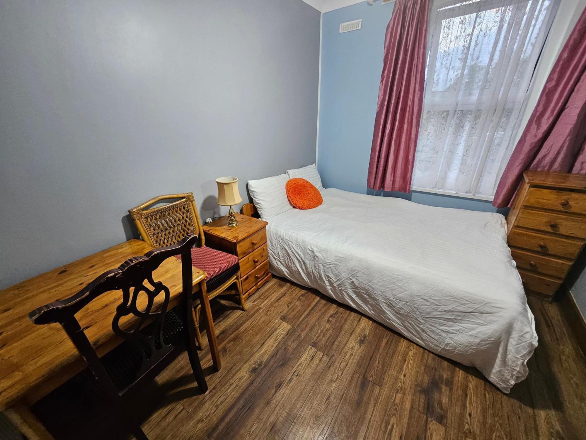 6 Bedrooms Legoland Windsor Heathrow Sleep 10 * Slough