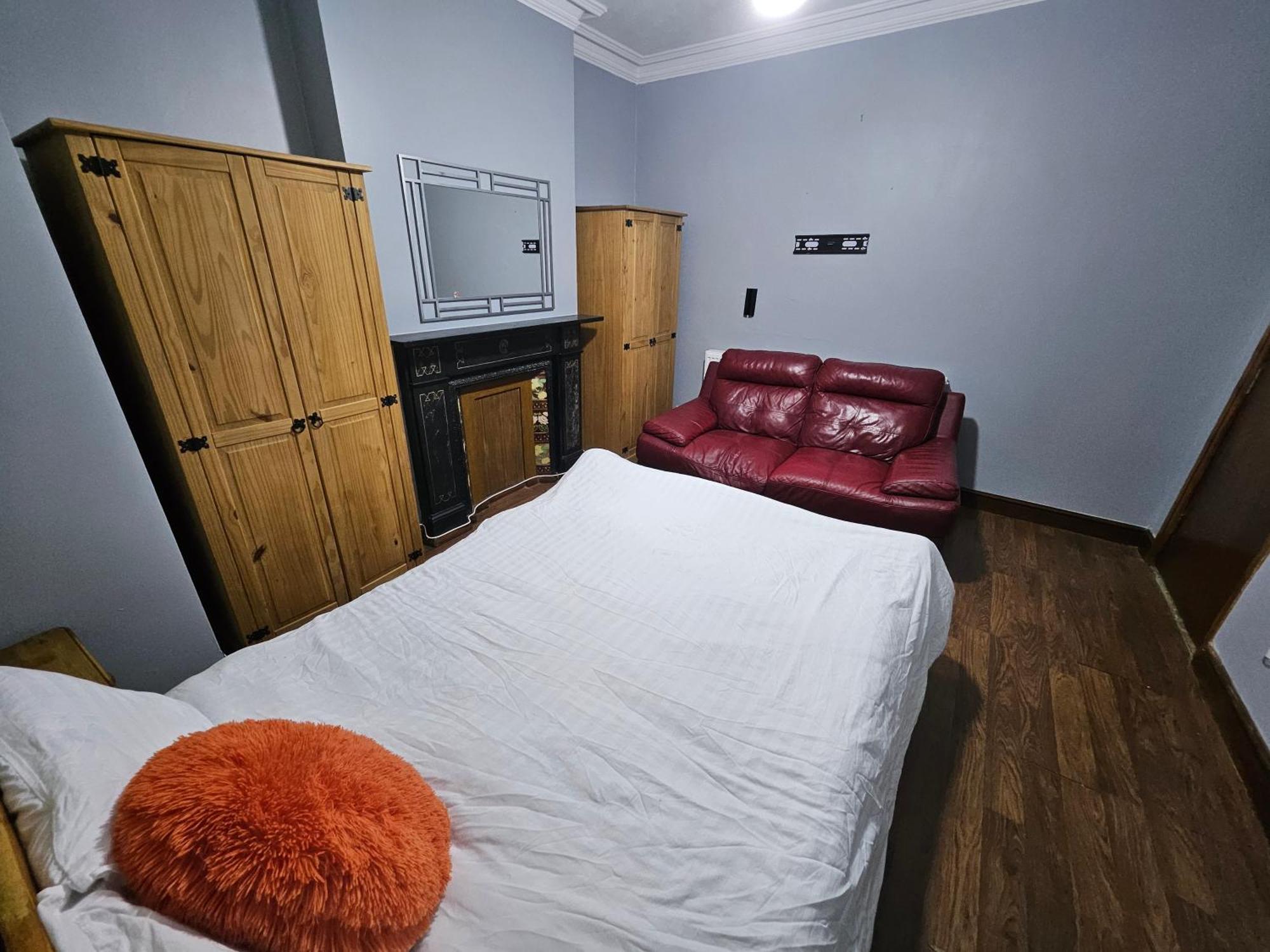6 Bedrooms Legoland Windsor Heathrow Sleep 10 * Slough