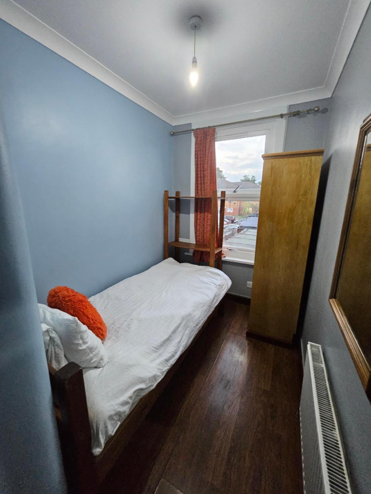 Holiday home 6 Bedrooms Legoland Windsor Heathrow Sleep 10 *
