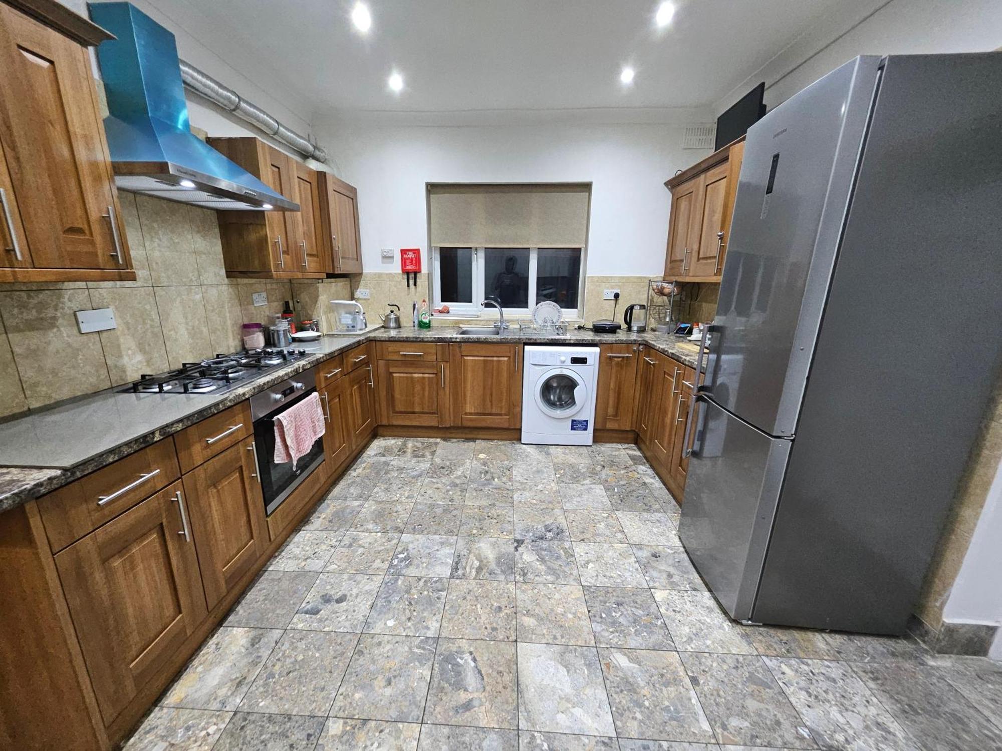 6 Bedrooms Legoland Windsor Heathrow Sleep 10 Slough