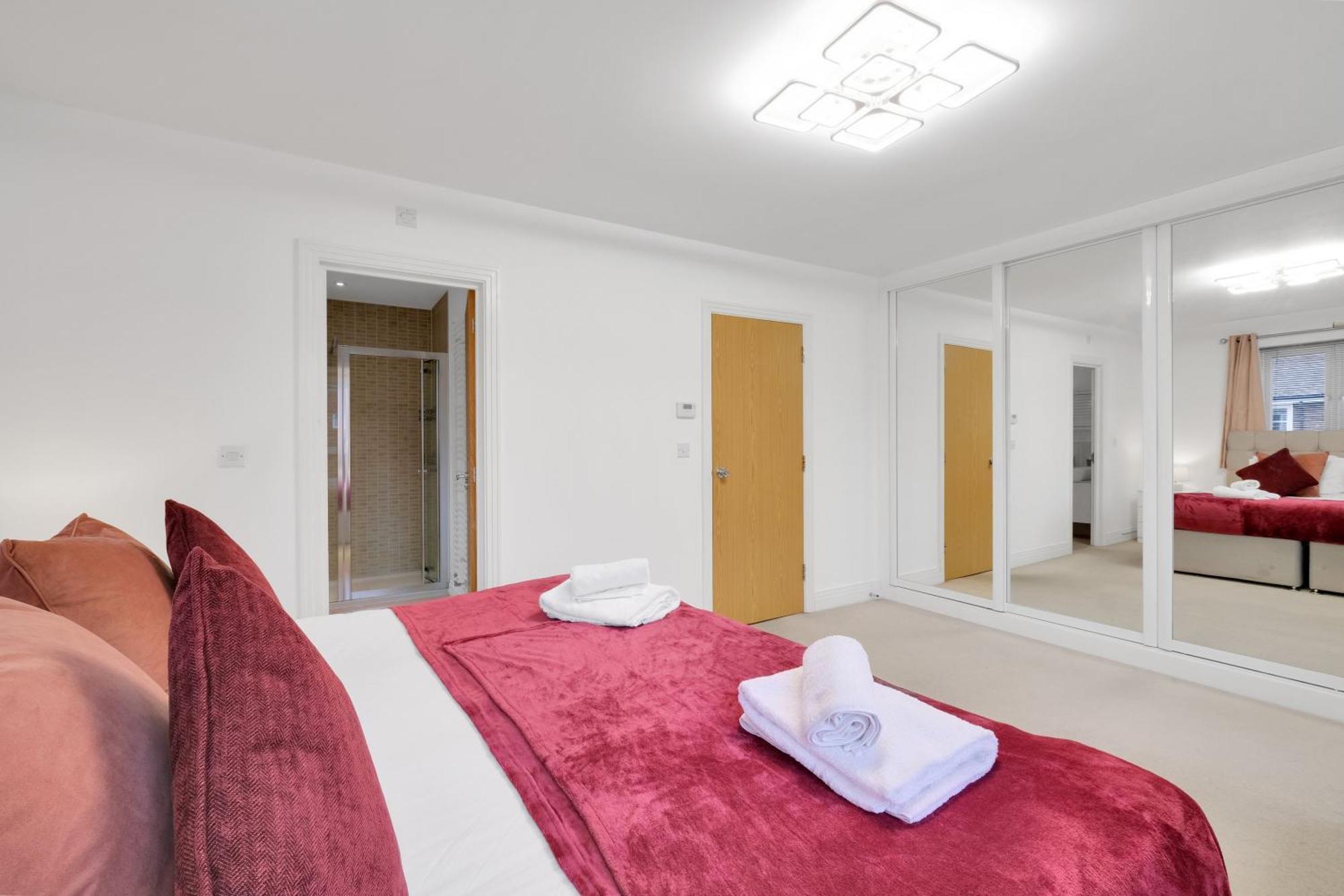 Foxherne 6 Bedroom 3bath Serviced House 18 With Parking - Apartamento Slough