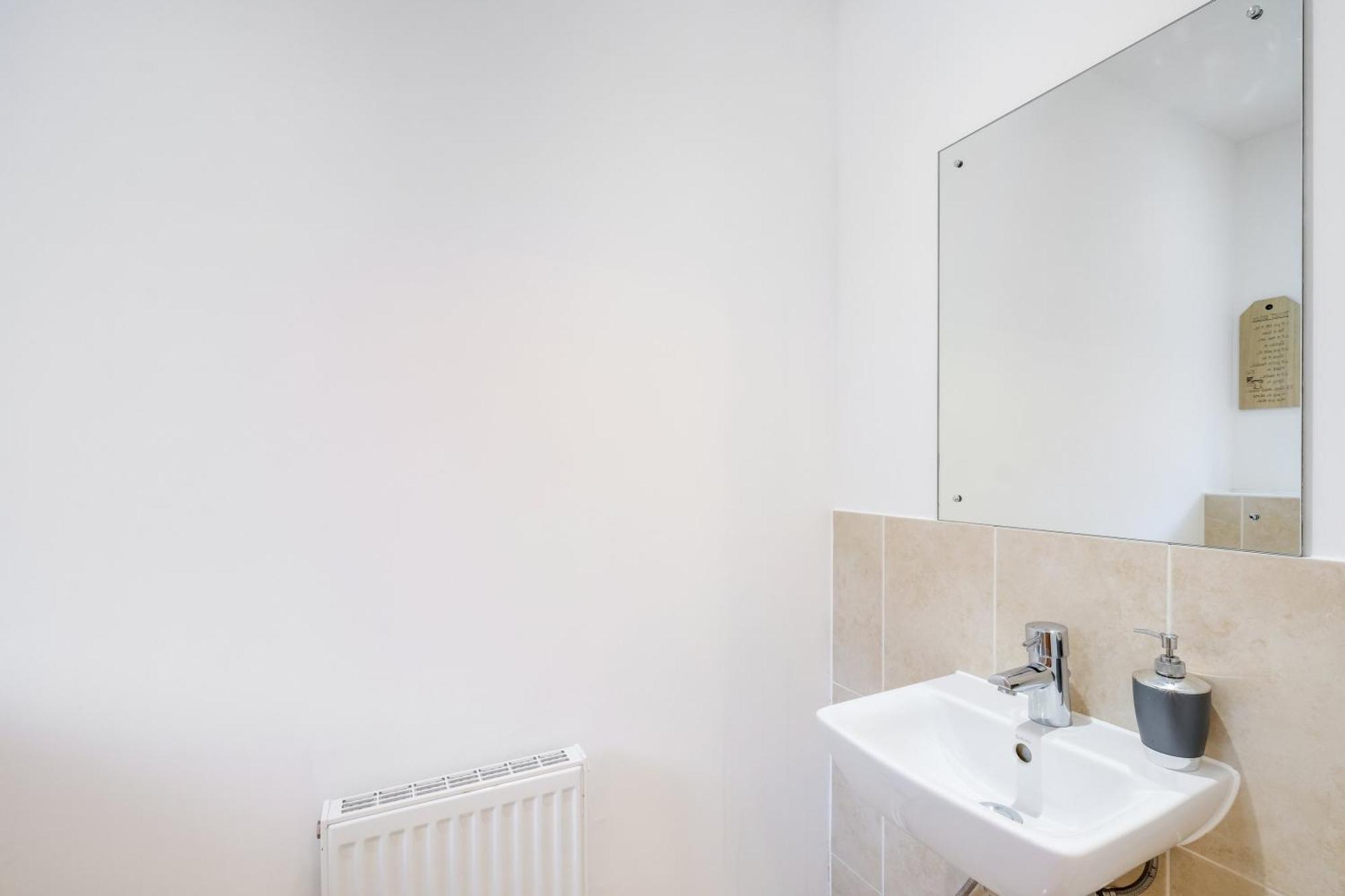 Foxherne 6 Bedroom 3bath Serviced House 18 With Parking - * Slough