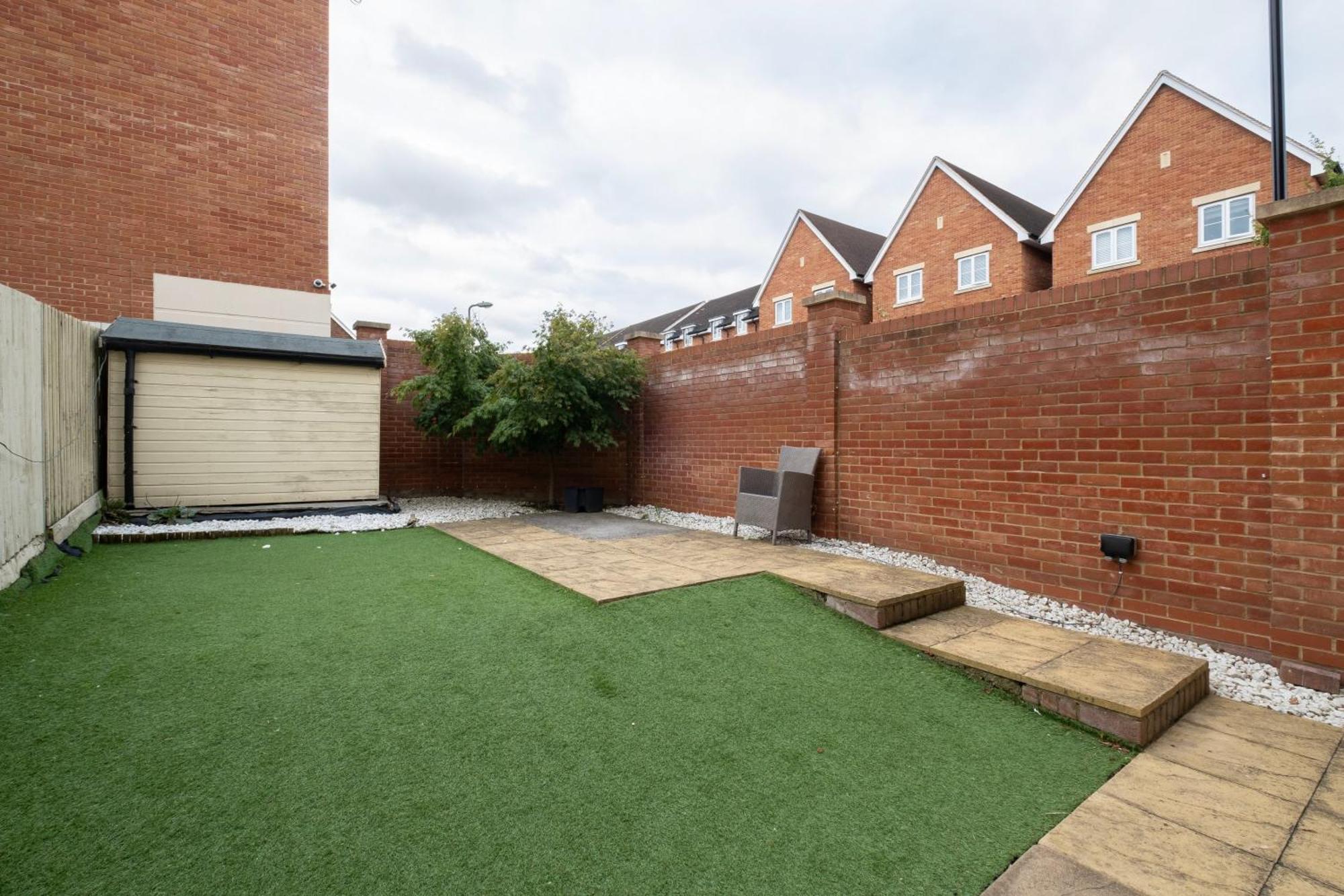 Foxherne 6 Bedroom 3bath Serviced House 18 With Parking -