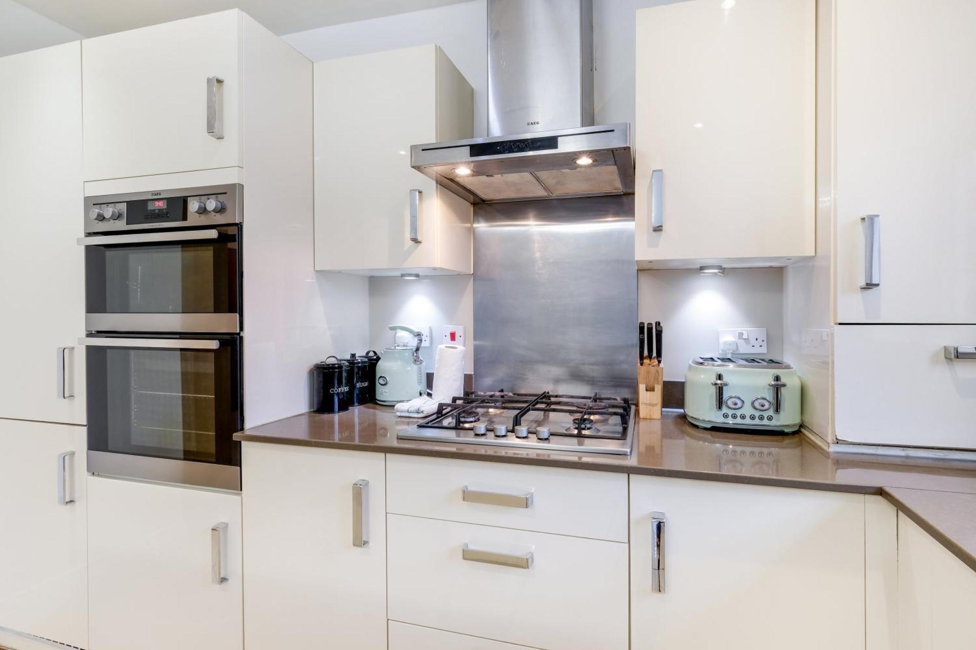 Foxherne 6 Bedroom 3bath Serviced House 18 With Parking - Apartamento Slough
