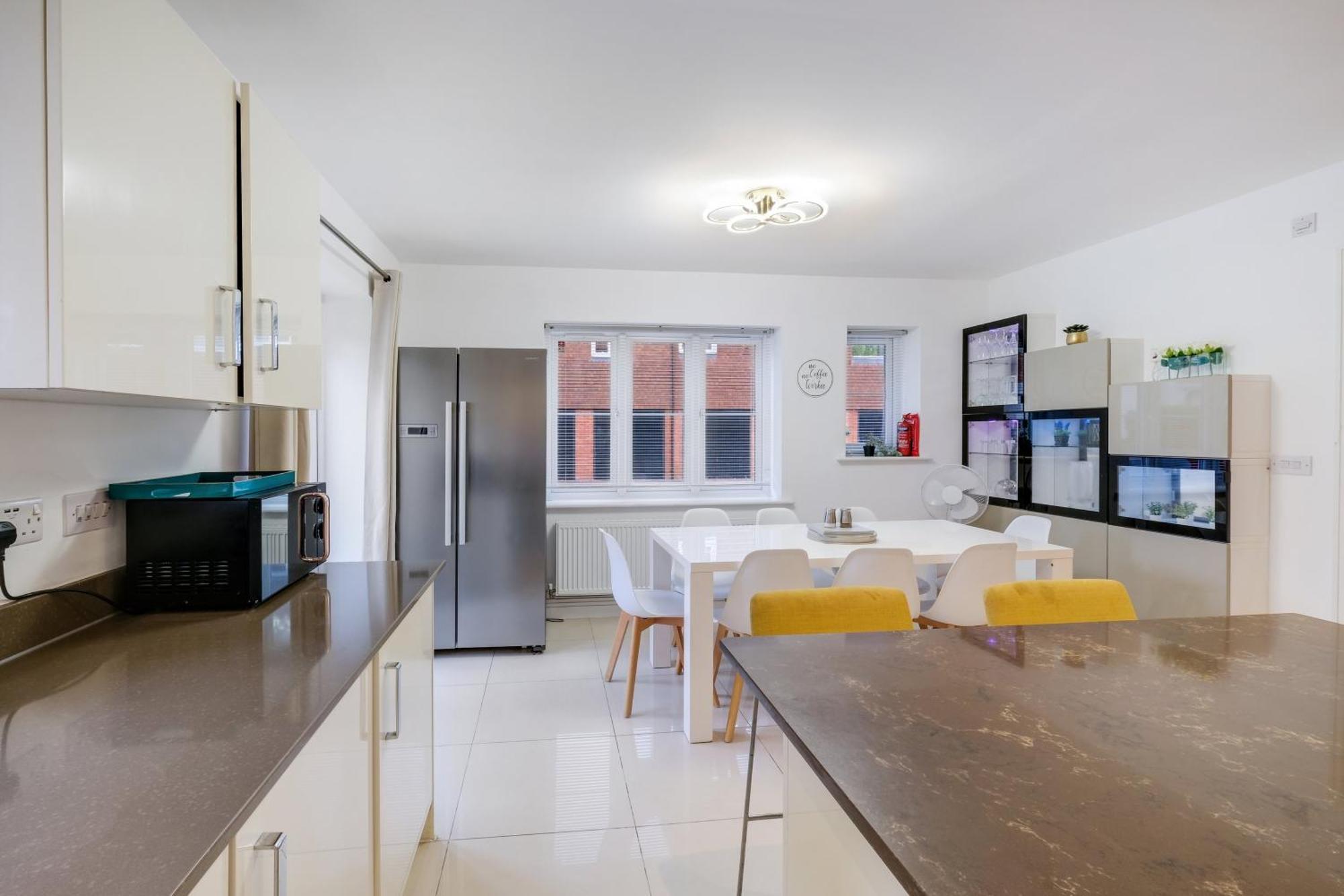 Apartamento Foxherne 6 Bedroom 3bath Serviced House 18 With Parking - Slough