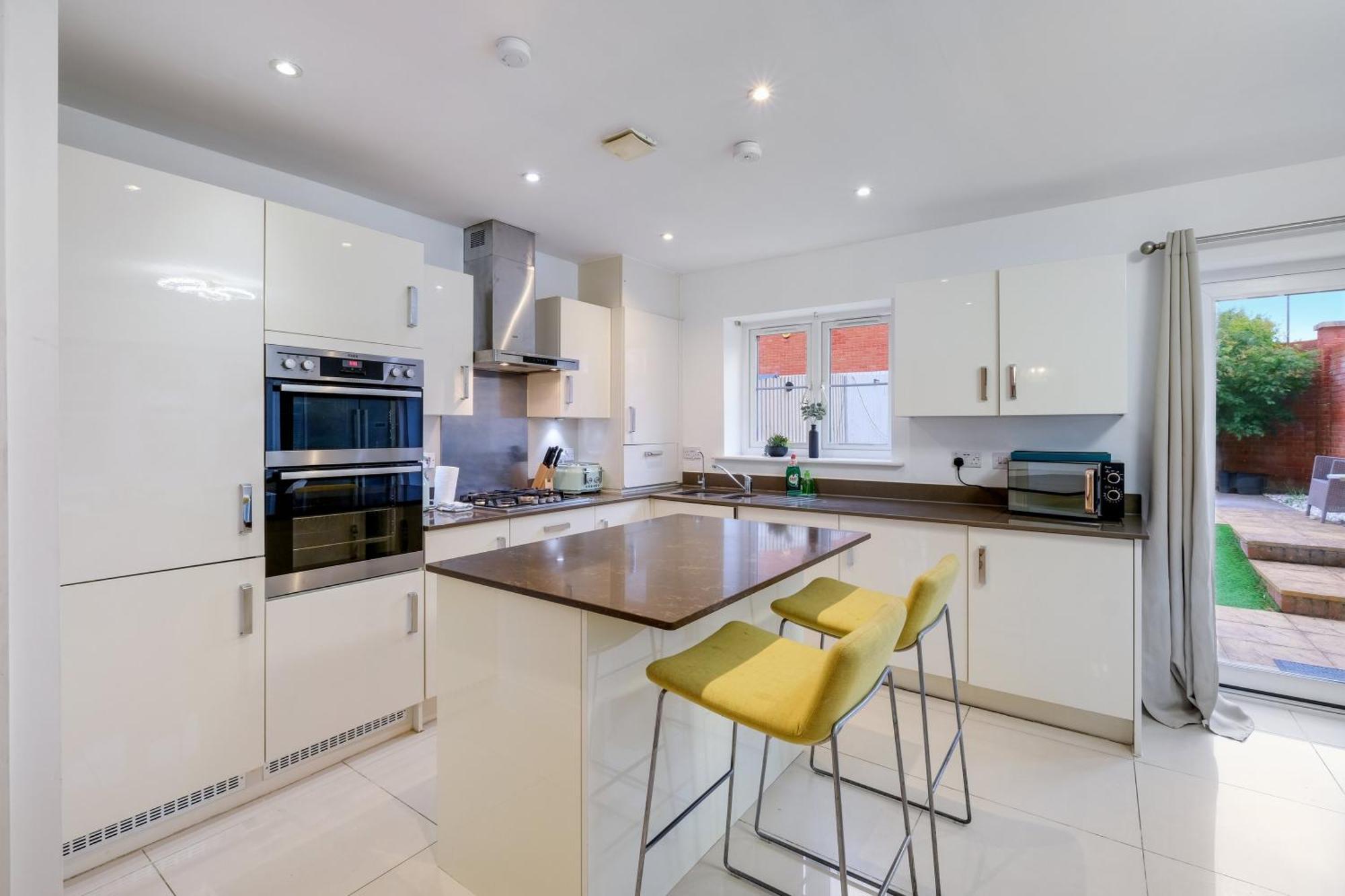Foxherne 6 Bedroom 3bath Serviced House 18 With Parking - *
