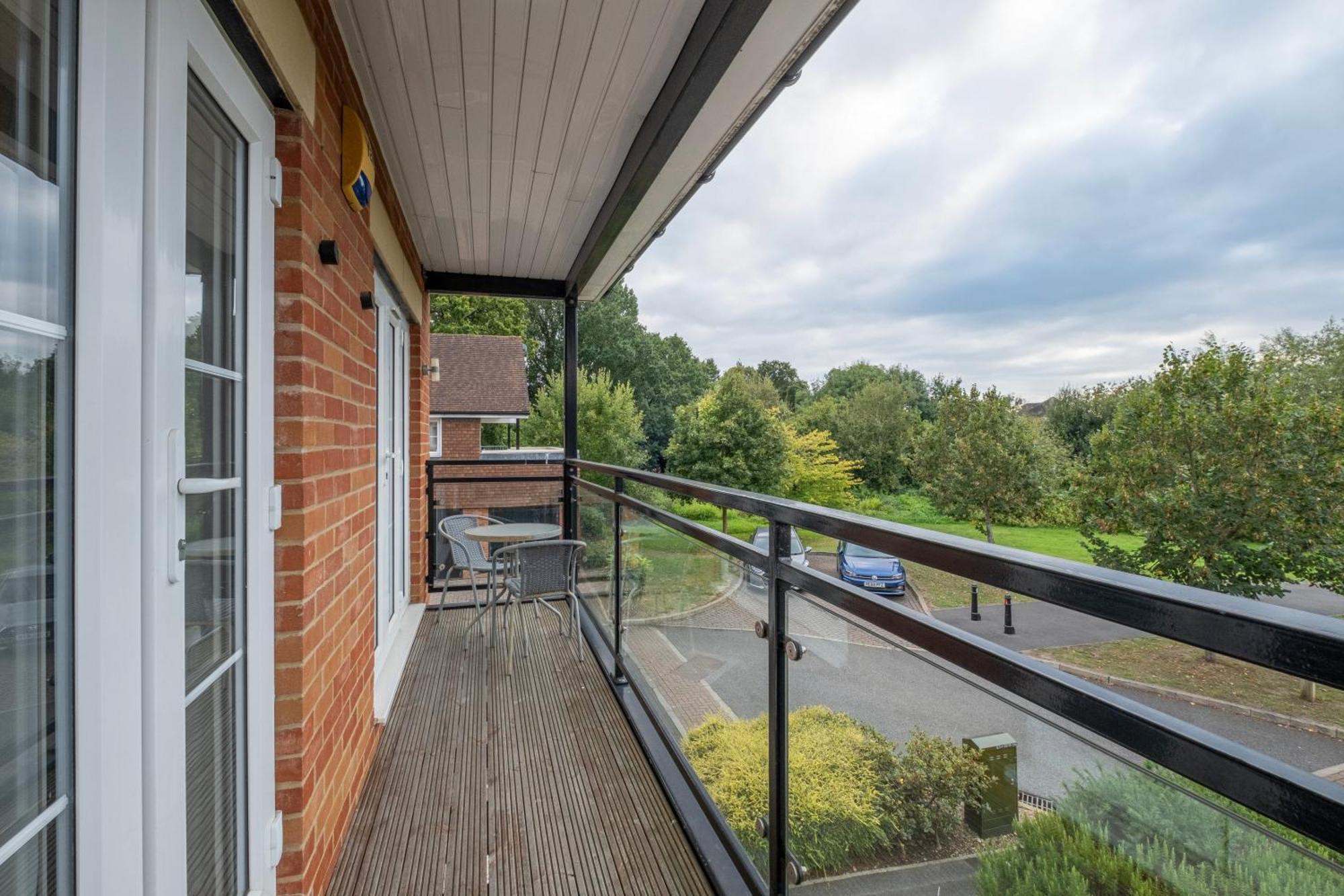 Foxherne 6 Bedroom 3bath Serviced House 18 With Parking - Slough
