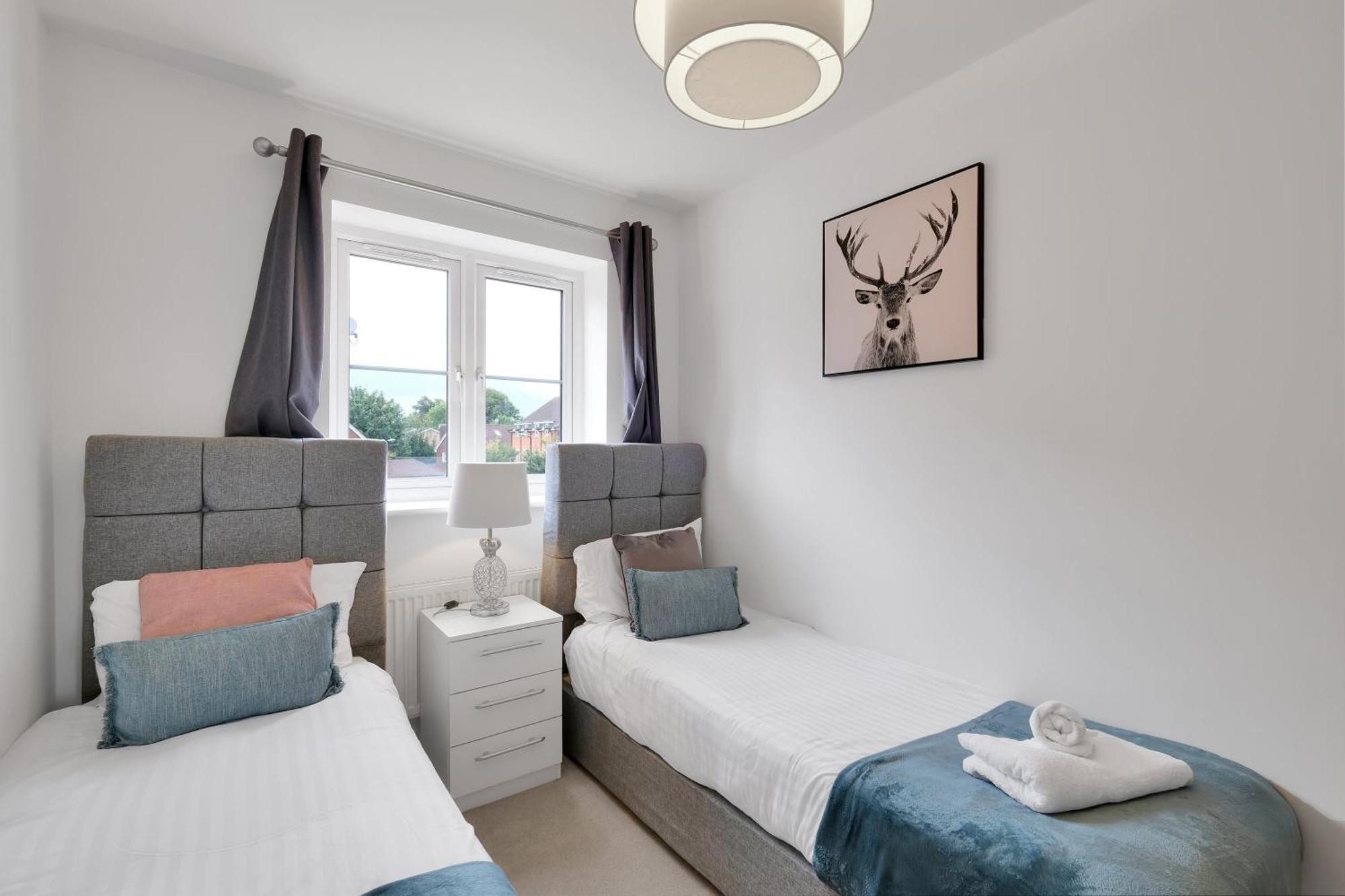 Foxherne 6 Bedroom 3bath Serviced House 18 With Parking - *