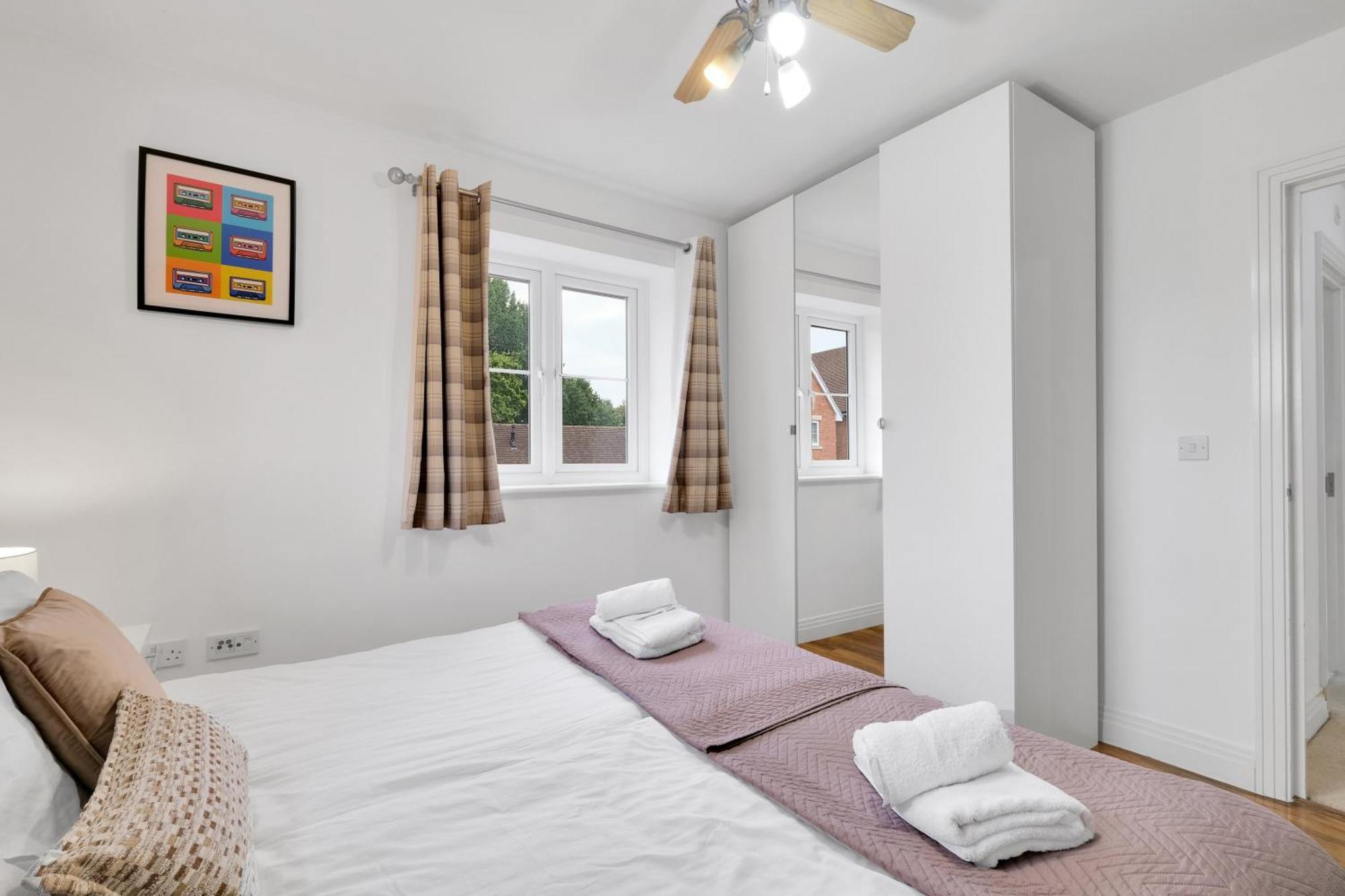 Foxherne 6 Bedroom 3bath Serviced House 18 With Parking - * Slough