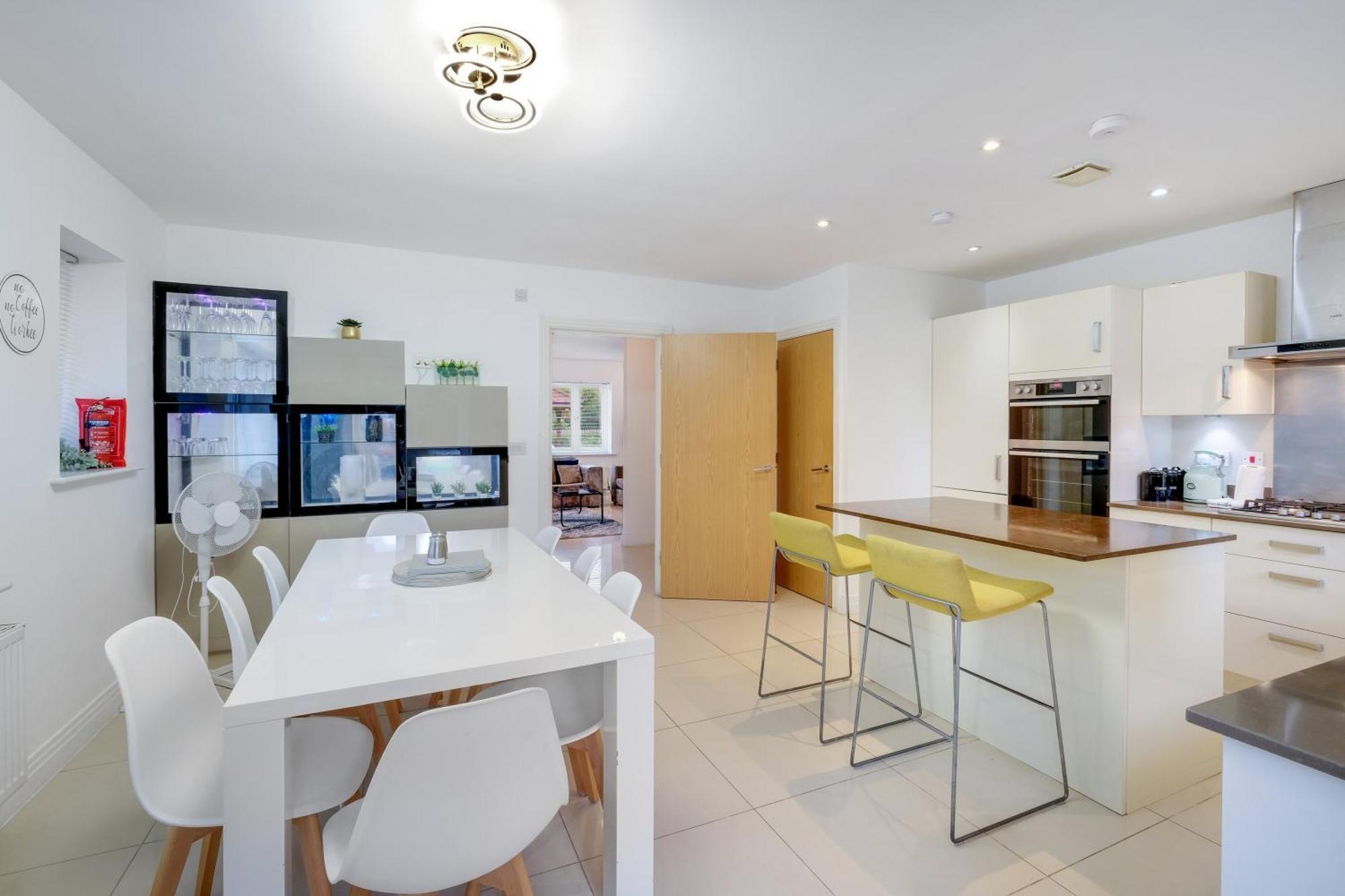 Foxherne 6 Bedroom 3bath Serviced House 18 With Parking -