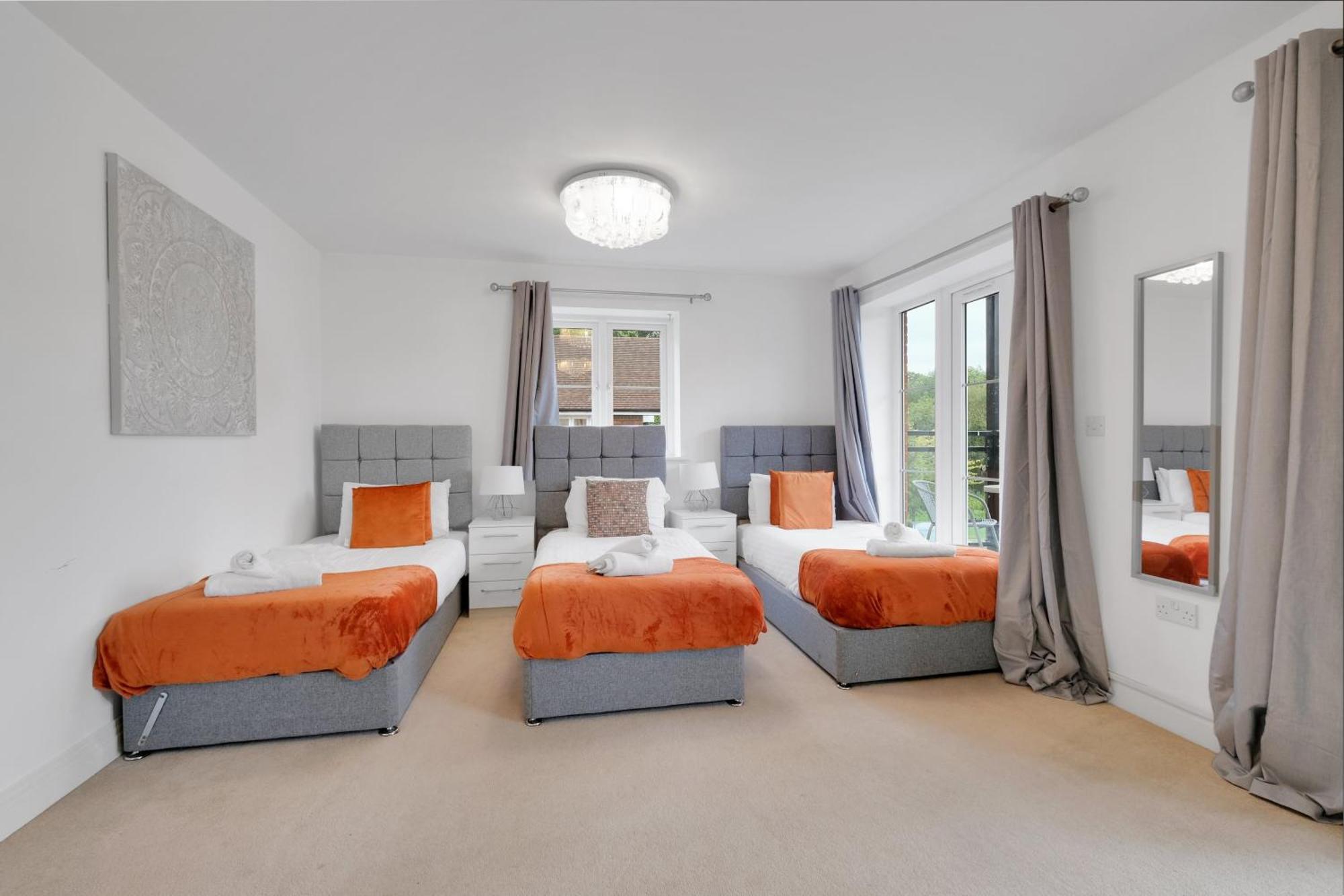 Foxherne 6 Bedroom 3bath Serviced House 18 With Parking - * Slough